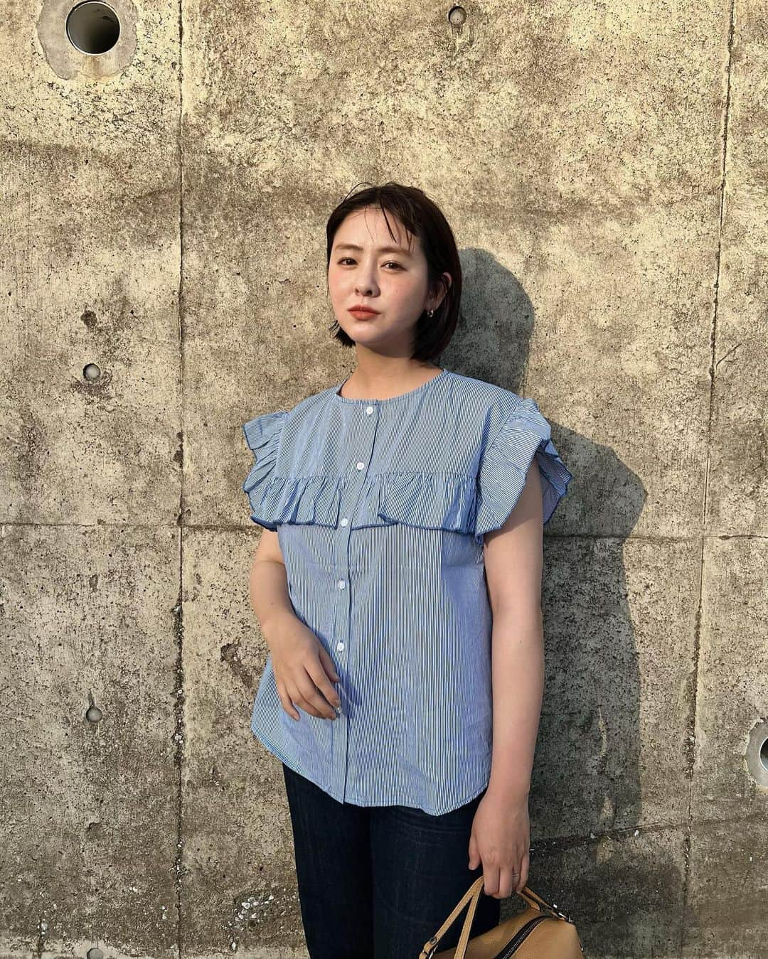 菅谷梨沙子さんのインスタグラム写真 - (菅谷梨沙子Instagram)「今日も1日お疲れ様でした🌱 新学期が今日から始まり朝からバタバタな1日でしたが、楽しかった〜って言って帰ってきた姿みて安心。  写真は全然関係ないけど… 届いたばかりの　@titivatejp のブラウスを着た日。 この春夏は色もの、柄物が着たい気分です🌞 ストライプ×フリルだけど、派手すぎないから幼稚園に用事がある時にも着ていけそうだな💭  #titivate#ティティベイト #titivatestyle#タイアップ#フレンチスリーブフリルブラウス#大人カジュアル #トレンドコーデ #ブラウスコーデ#春先取り」4月11日 21時28分 - risako_sugaya