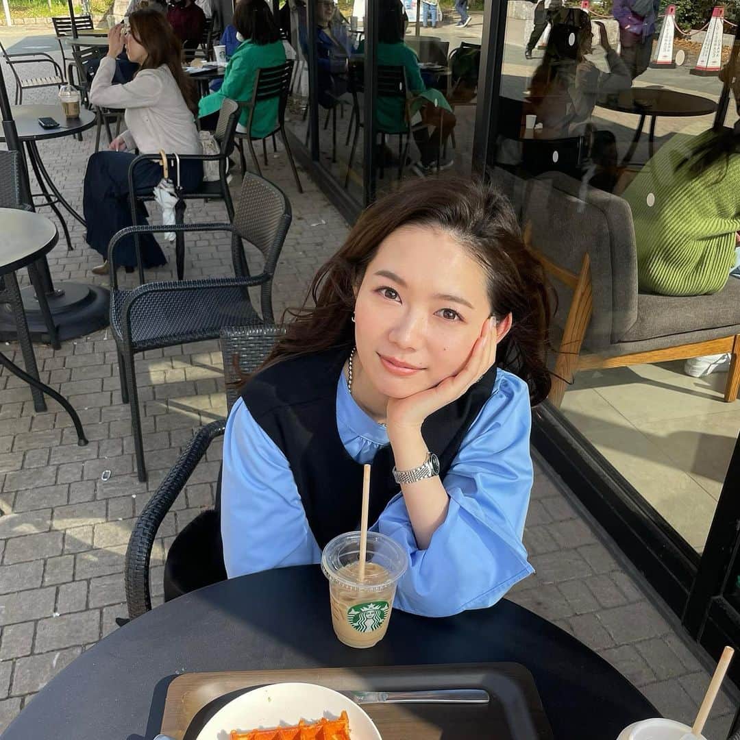 宮所舞のインスタグラム：「. テラスでカフェ出来る季節が いちばん大好き🫰🏽💕 花粉と風で涙目やけど。🥹」