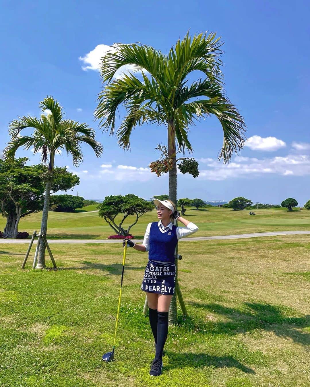 NAHOのインスタグラム：「#GOLF女子 #ゴルフ女子 ⛳️ . . 大好き沖縄ゴルフ🌺 海眺めながらのgolfはもー最高だったあ🏝✨ 痛めてた腰も完全に復活しました✌️‼️ これでやっとゴルフ楽しめる🥺♡ ゴルフ女子、男子の皆様たくさん誘ってー❣️ 一緒に楽しもーーうっ💋🏌️‍♀️❣️ . . 小さい頃からずっとスポーツしかして来なくて、周りは青春真っ盛りの中なほもほんとは理想だった女の子らしい事とか全然してこれなかったけど👀 今思うとその時は辛かったけどこおやって今に繋がってるなって♡ 歳を重ねても健康で全力でスポーツを楽しめる身体でいれることにとっても感謝だなって🙏✨ この先いつくになっても健康的な自分でありたいと思うんだっ🌱💪🏾 . . . #NAHO #okinawa #GOLF #golfwear #golflife #golfgirl #nature #okinawagolf #pearlygates #golfcode #沖縄 #ゴルフ #ゴルフウェア #ゴルフ好き #ゴルフ場 #ごるふ女子 #沖縄ゴルフ #ゴルフ好きな人と繋がりたい」