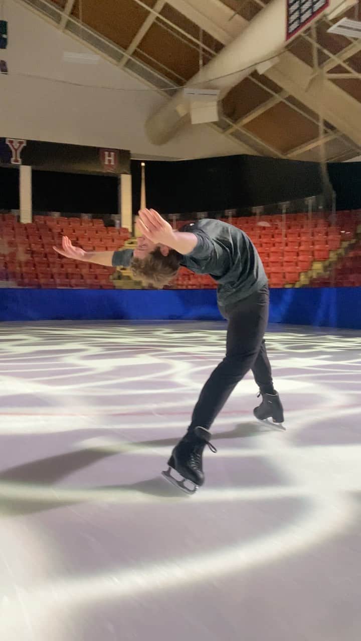マイケル・パーソンズのインスタグラム：「With coaching from @amberglenniceskater and @zachtdonohue , and wardrobe by @trenntmichaud my freestyle career is starting to take off 😂」