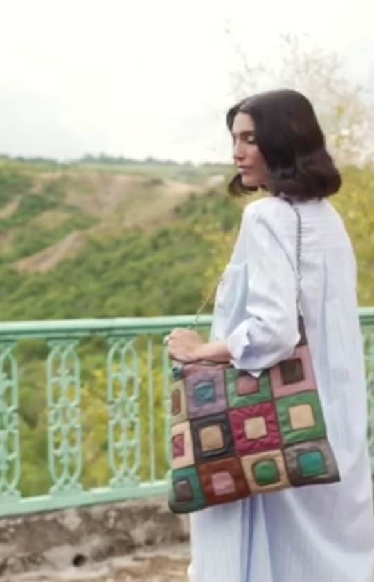 カテリーナ ルッキのインスタグラム：「Colori che si combinano come le tessere di un mosaico, creando il look perfetto per un giorno di primavera. Scopri Tropea  #caterinalucchigold #caterinalucchibags #madeinitaly #tropea #italiancity #italianstyle #springdaylook #dailybag  Colors that combine like the tiles of a mosaic, creating the perfect look for a spring day. Discover Tropea」