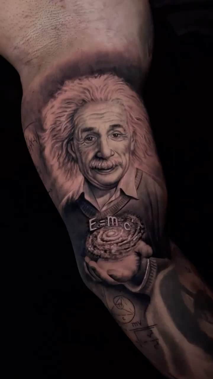 アルベルト・アインシュタインのインスタグラム：「Now THAT’S a tattoo! Posted @withregram • @inktor」