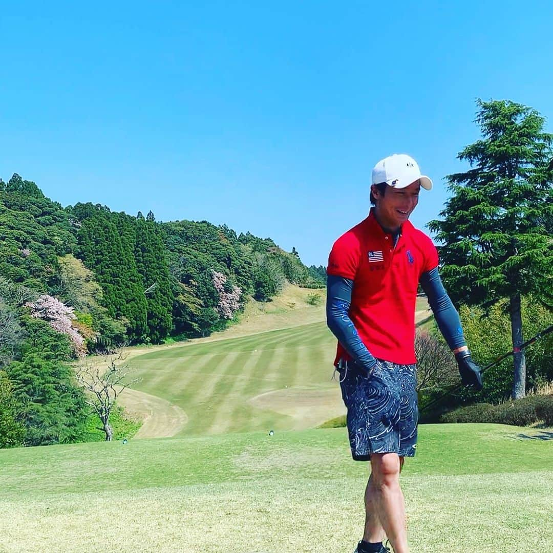 弦のインスタグラム：「ゴルフシーズン到来⛳️ いっぱい行きたい。 #ゴルフ #ゴルフ上手くなりたい #海パンいっちょでやりたい #日焼の予感 #紳士のスポーツ？」