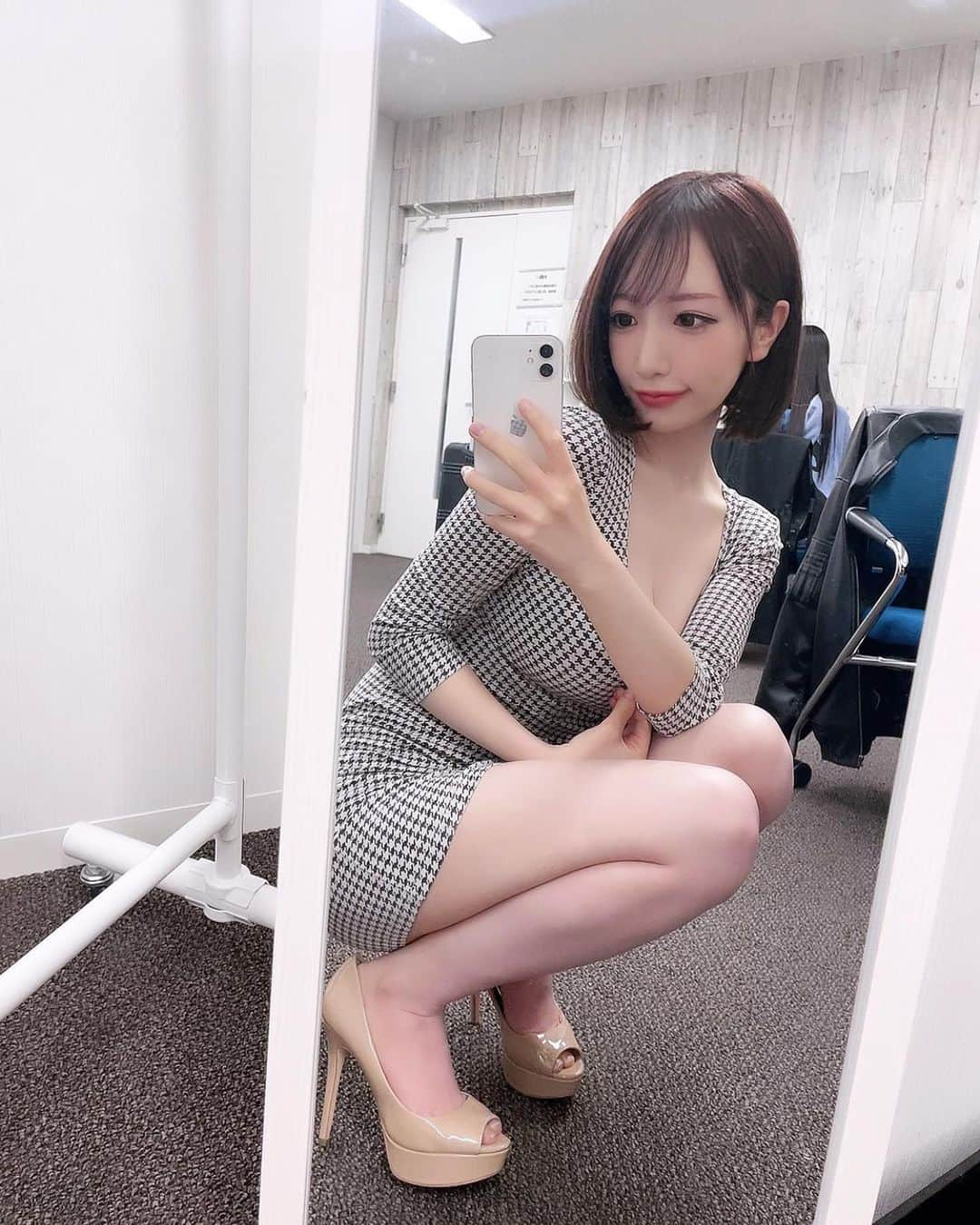 清水あいりさんのインスタグラム写真 - (清水あいりInstagram)「先日ゴッドハンド🔥🔥 【@satoshitakagi 】さんに カラーとカットをして頂きました💇‍♀️ 理想のカラーとカットにニヤニヤしながら帰宅しました。 バイオレット系のカラーだよ🙈💕 素敵に仕上げてくださり ありがとうございました…。涙 #色々な芸能人の方や #BTSの弟分のメンバーのK君を担当されていたりするそうです #気になる方はぜひ #お問い合わせしてみてくださいませ #原宿の駅前で通いやすいどす #写真はいつも恥ずかしいから隠してる耳出しあいり #このワンピースは16歳の頃から着てるワンピース笑」4月11日 22時47分 - shimizuairi