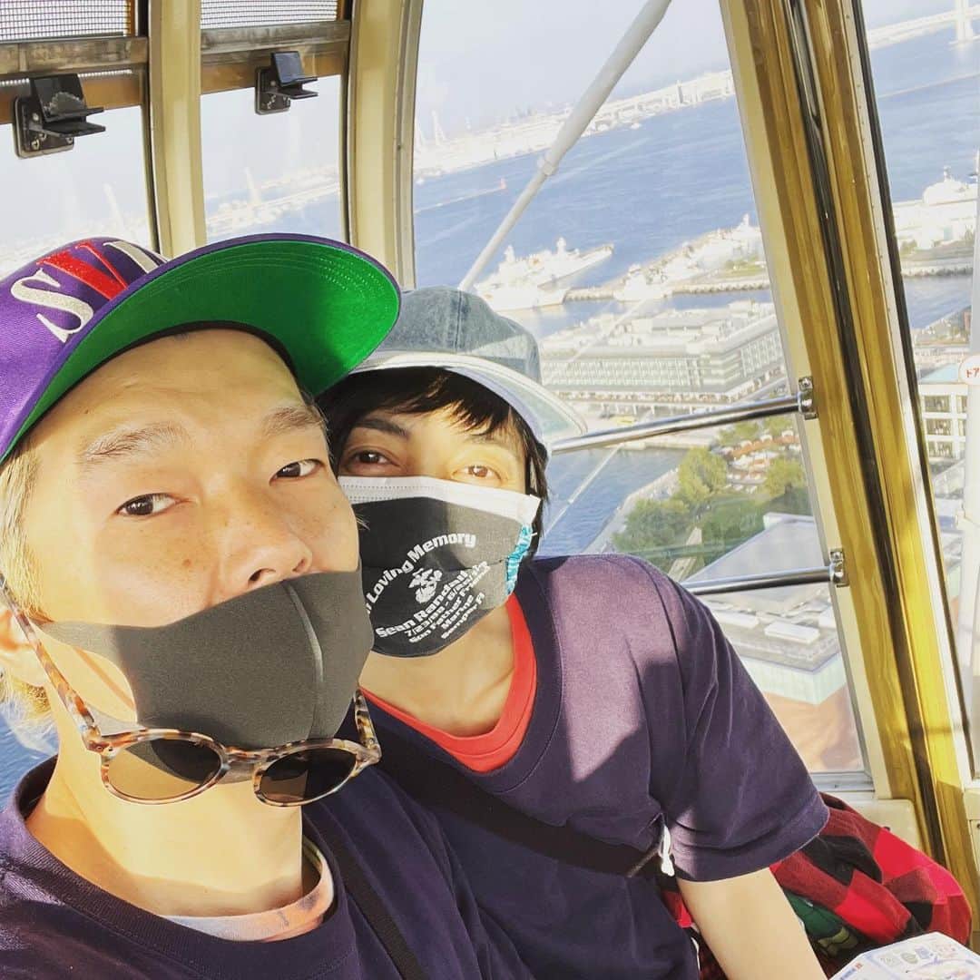 横尾初喜のインスタグラム：「週末に乗った観覧車。 6年前を思い出しました。 さぁクランクアップへ！ 明日も良き一日になりますよーに。  #観覧車 #家族時間 #エンクミ  #遠藤久美子」