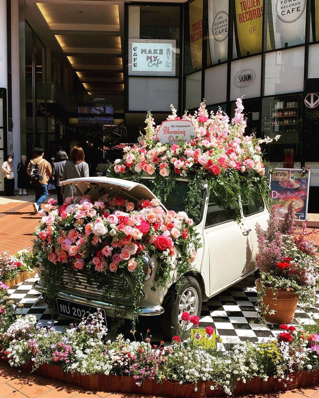 松川浩子さんのインスタグラム写真 - (松川浩子Instagram)「梅田の駅を出たら 可愛すぎる車に出逢いました💝 お花で埋め尽くされて 思わずダイブしたくなったくらい。  歳なのか、 花って本当にいいなぁと思うように なってきました。  こんなにいっぱいの花に囲まれるって なかなかない。 ここのアーケード 通ってみてください！ なんか幸せになれました。  #ヌー茶屋町 #梅田#フラワーカー #バラの花まみれ#アーケードはお花のトンネル」4月11日 23時20分 - hiroko_matsukawambs