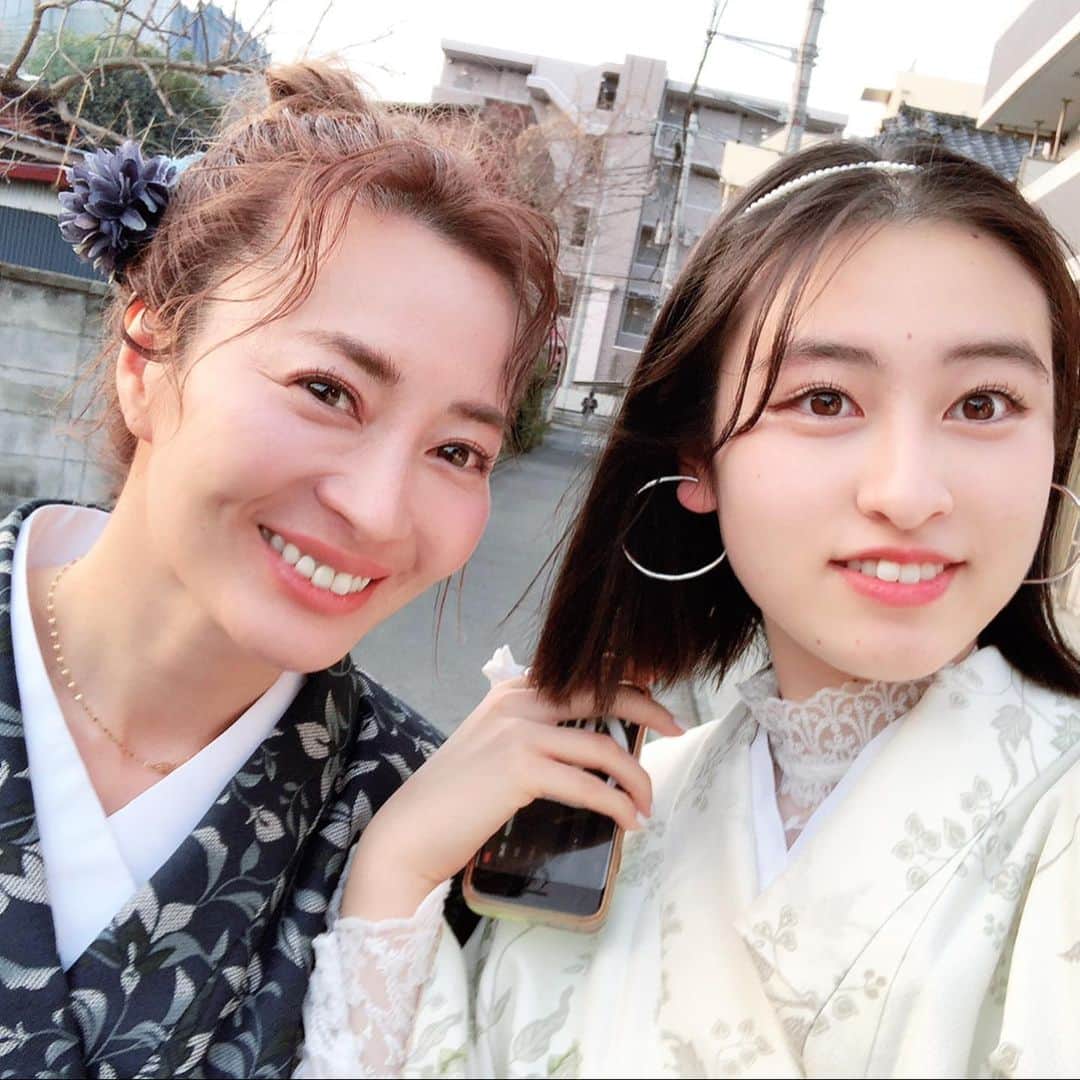 のインスタグラム：「明日の火曜日放送の  pop upのロケで  親子で 浴衣をきました✨  娘のもあと何年ぶりだろ？  思い出の場所での かなりかなり久しぶりの 親子旅ロケでした✨  #新山千春 #親子コーデ  #親子 #浴衣 #浴衣女子」