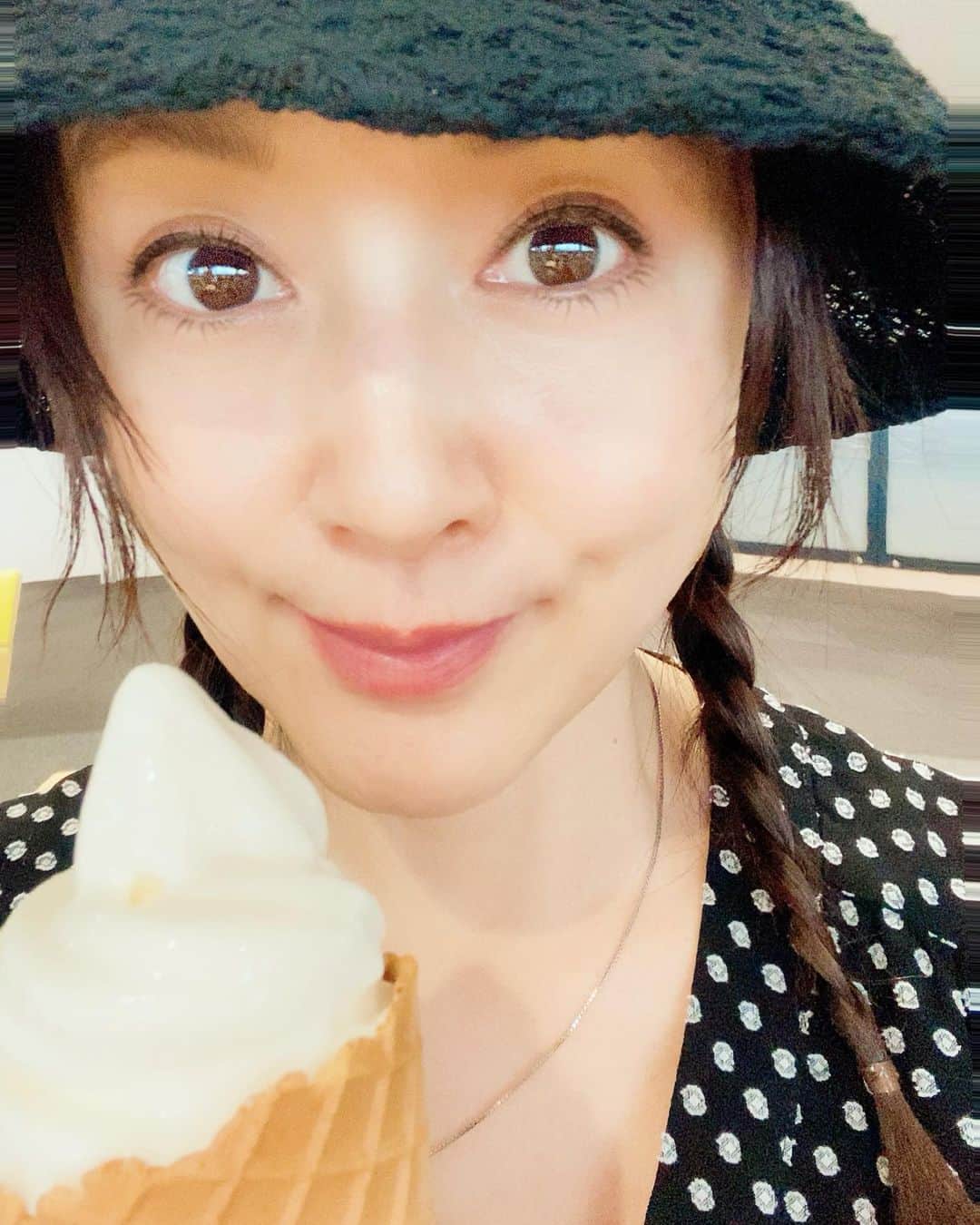 藤原紀香さんのインスタグラム写真 - (藤原紀香Instagram)「肌寒い札幌でしたがなんとお客様のあったかーいこと❣️3回ともたくさんのお客様に囲まれた３回公演でした♪（写真6枚目）いらしてくださいましたお客様、道新ホールの皆様、本当にありがとうございました♪ 次なる大阪公演への大道具などをフエリー⛴に乗せるため スタッフさん方が終演後、大急ぎで舞台セットをしまっている間に、舞台メイクを落とし、5分くらいでメイクの花井ちゃんが髪を編み込んでくれました☺︎LOVE（写真4枚目） いつもは楽屋は個別なのですが、今回はマチャミ姉さんもさりなちゃんもひとみさんも女子みんな一緒でしたので、なんだか楽しかったなぁ♡  写真3枚目、北海道へのお供はミナタンチヤームです。一つ一つのハンドメイド、大きなチロリアンテープのリボン🎀や、カウベル🔔をまとった おしゃれな牛のTANTANです。背中のハートも愛らしく💙東北へのサステイナブルな支援になる芦田多恵さんプロデュースのチャーム❣️  空港へのバスへ🚌乗り込み、考えていたのはやっぱり空港で食事のこと✨公演前夜や公演中はお弁当🍱でしたので、札幌らしいものを食べてないことに気づき...空港ではスープカレー🍛をいただきました。（写真6枚目）そしてやっぱり生乳ソフトクリーム🍦の誘惑には負けました♡ 美味しくて幸せだったなぁ✨（写真1.2枚目）  あ、実はこの札幌公演が全体の中日だったとのこと‼️残り半分、そして最終公演の公演の場所は、大阪❣️松竹座。 夫の舞台ではよく行っておりますが、考えてみれば自身初の大阪松竹座です^_^ 4月16日から24日まで どうぞ愉快に笑いにいらしてください✨ 『毒薬と老嬢』大阪公演をチェック💁‍♀️👇 www.shochiku.co.jp  #pinko #ポルカドット #ワンピース #ミナタンチャーム #sustainable #持続可能  #ca4la #hat #帽子好き #ソフトクリーム #アイスくりーム #生乳 #空港 #美味しいもの #スープカレー #札幌 #スイーツ #北海道 #毒薬と老嬢 #道新ホール #道新スポーツ #三つ編み  #ヘアアレン #新千歳空港 #hairstyle #hikarimirai  @hikarimirai_beauty  #自身初の #松竹座 #大阪 #関西公演」4月11日 23時25分 - norika.fujiwara.official