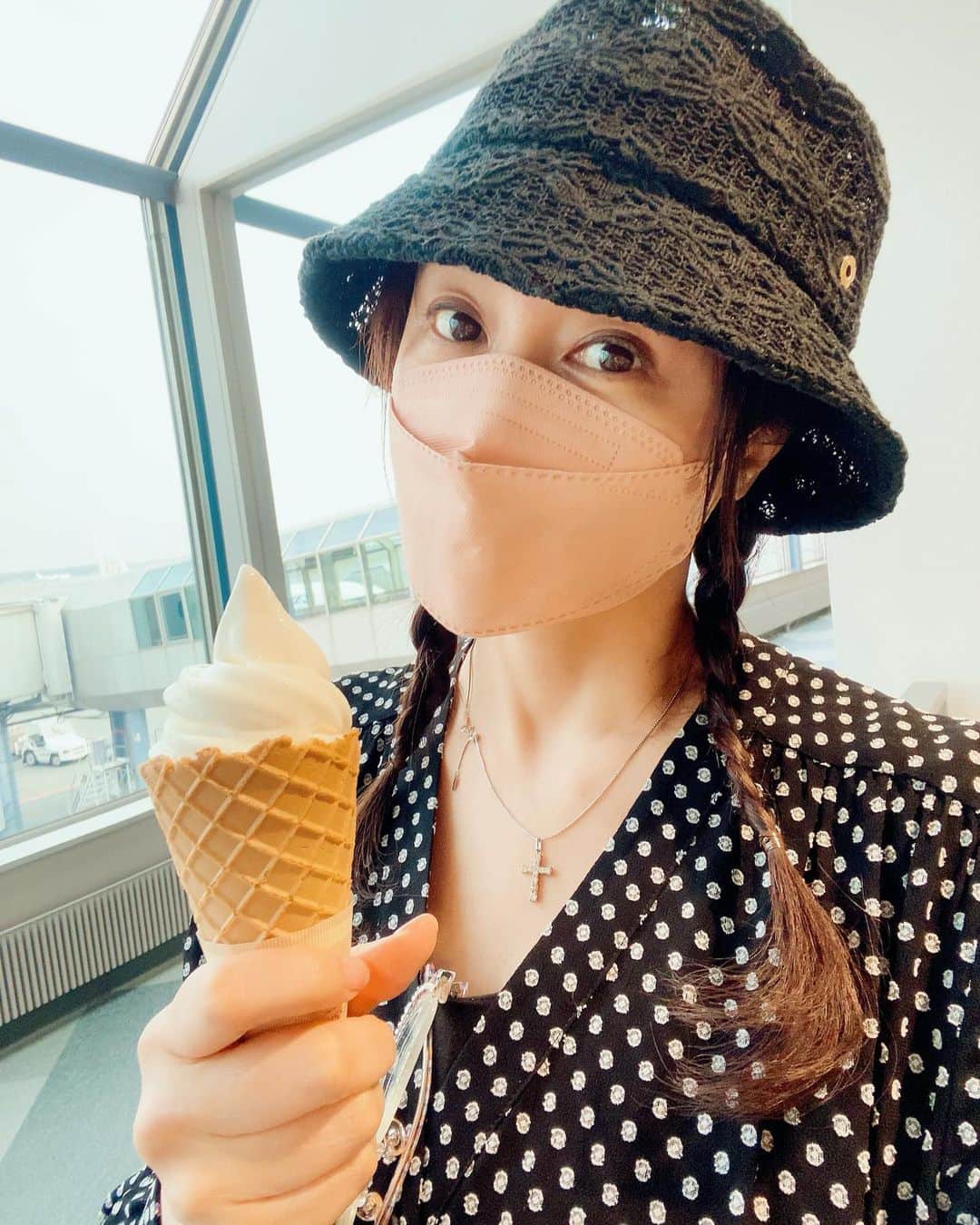 藤原紀香さんのインスタグラム写真 - (藤原紀香Instagram)「肌寒い札幌でしたがなんとお客様のあったかーいこと❣️3回ともたくさんのお客様に囲まれた３回公演でした♪（写真6枚目）いらしてくださいましたお客様、道新ホールの皆様、本当にありがとうございました♪ 次なる大阪公演への大道具などをフエリー⛴に乗せるため スタッフさん方が終演後、大急ぎで舞台セットをしまっている間に、舞台メイクを落とし、5分くらいでメイクの花井ちゃんが髪を編み込んでくれました☺︎LOVE（写真4枚目） いつもは楽屋は個別なのですが、今回はマチャミ姉さんもさりなちゃんもひとみさんも女子みんな一緒でしたので、なんだか楽しかったなぁ♡  写真3枚目、北海道へのお供はミナタンチヤームです。一つ一つのハンドメイド、大きなチロリアンテープのリボン🎀や、カウベル🔔をまとった おしゃれな牛のTANTANです。背中のハートも愛らしく💙東北へのサステイナブルな支援になる芦田多恵さんプロデュースのチャーム❣️  空港へのバスへ🚌乗り込み、考えていたのはやっぱり空港で食事のこと✨公演前夜や公演中はお弁当🍱でしたので、札幌らしいものを食べてないことに気づき...空港ではスープカレー🍛をいただきました。（写真6枚目）そしてやっぱり生乳ソフトクリーム🍦の誘惑には負けました♡ 美味しくて幸せだったなぁ✨（写真1.2枚目）  あ、実はこの札幌公演が全体の中日だったとのこと‼️残り半分、そして最終公演の公演の場所は、大阪❣️松竹座。 夫の舞台ではよく行っておりますが、考えてみれば自身初の大阪松竹座です^_^ 4月16日から24日まで どうぞ愉快に笑いにいらしてください✨ 『毒薬と老嬢』大阪公演をチェック💁‍♀️👇 www.shochiku.co.jp  #pinko #ポルカドット #ワンピース #ミナタンチャーム #sustainable #持続可能  #ca4la #hat #帽子好き #ソフトクリーム #アイスくりーム #生乳 #空港 #美味しいもの #スープカレー #札幌 #スイーツ #北海道 #毒薬と老嬢 #道新ホール #道新スポーツ #三つ編み  #ヘアアレン #新千歳空港 #hairstyle #hikarimirai  @hikarimirai_beauty  #自身初の #松竹座 #大阪 #関西公演」4月11日 23時25分 - norika.fujiwara.official