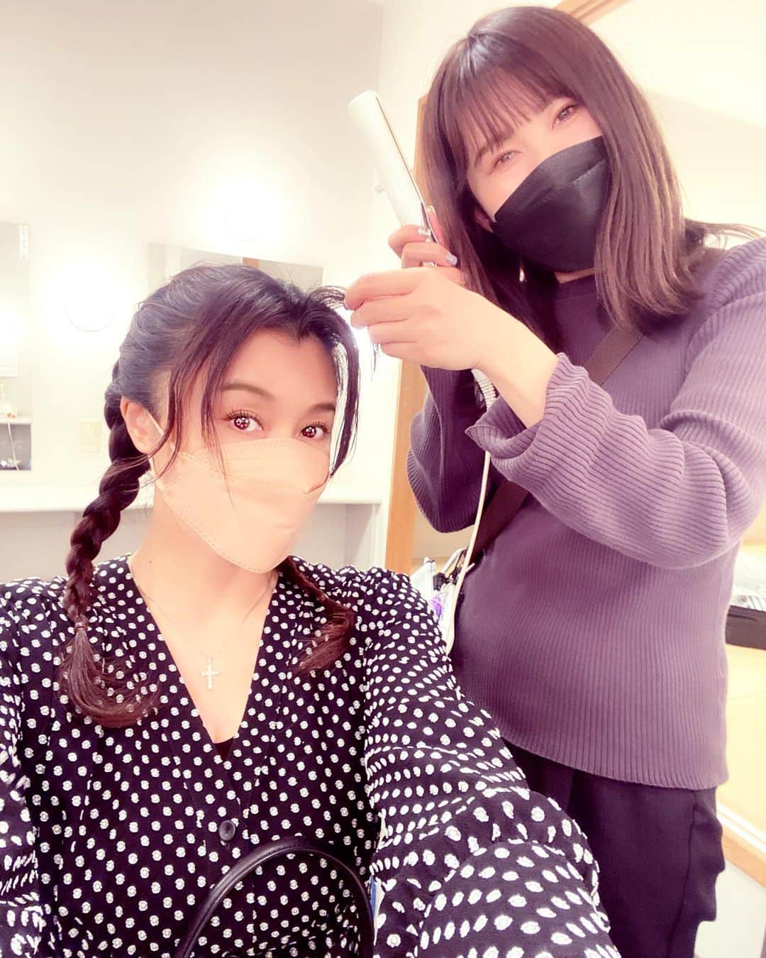 藤原紀香さんのインスタグラム写真 - (藤原紀香Instagram)「肌寒い札幌でしたがなんとお客様のあったかーいこと❣️3回ともたくさんのお客様に囲まれた３回公演でした♪（写真6枚目）いらしてくださいましたお客様、道新ホールの皆様、本当にありがとうございました♪ 次なる大阪公演への大道具などをフエリー⛴に乗せるため スタッフさん方が終演後、大急ぎで舞台セットをしまっている間に、舞台メイクを落とし、5分くらいでメイクの花井ちゃんが髪を編み込んでくれました☺︎LOVE（写真4枚目） いつもは楽屋は個別なのですが、今回はマチャミ姉さんもさりなちゃんもひとみさんも女子みんな一緒でしたので、なんだか楽しかったなぁ♡  写真3枚目、北海道へのお供はミナタンチヤームです。一つ一つのハンドメイド、大きなチロリアンテープのリボン🎀や、カウベル🔔をまとった おしゃれな牛のTANTANです。背中のハートも愛らしく💙東北へのサステイナブルな支援になる芦田多恵さんプロデュースのチャーム❣️  空港へのバスへ🚌乗り込み、考えていたのはやっぱり空港で食事のこと✨公演前夜や公演中はお弁当🍱でしたので、札幌らしいものを食べてないことに気づき...空港ではスープカレー🍛をいただきました。（写真6枚目）そしてやっぱり生乳ソフトクリーム🍦の誘惑には負けました♡ 美味しくて幸せだったなぁ✨（写真1.2枚目）  あ、実はこの札幌公演が全体の中日だったとのこと‼️残り半分、そして最終公演の公演の場所は、大阪❣️松竹座。 夫の舞台ではよく行っておりますが、考えてみれば自身初の大阪松竹座です^_^ 4月16日から24日まで どうぞ愉快に笑いにいらしてください✨ 『毒薬と老嬢』大阪公演をチェック💁‍♀️👇 www.shochiku.co.jp  #pinko #ポルカドット #ワンピース #ミナタンチャーム #sustainable #持続可能  #ca4la #hat #帽子好き #ソフトクリーム #アイスくりーム #生乳 #空港 #美味しいもの #スープカレー #札幌 #スイーツ #北海道 #毒薬と老嬢 #道新ホール #道新スポーツ #三つ編み  #ヘアアレン #新千歳空港 #hairstyle #hikarimirai  @hikarimirai_beauty  #自身初の #松竹座 #大阪 #関西公演」4月11日 23時25分 - norika.fujiwara.official