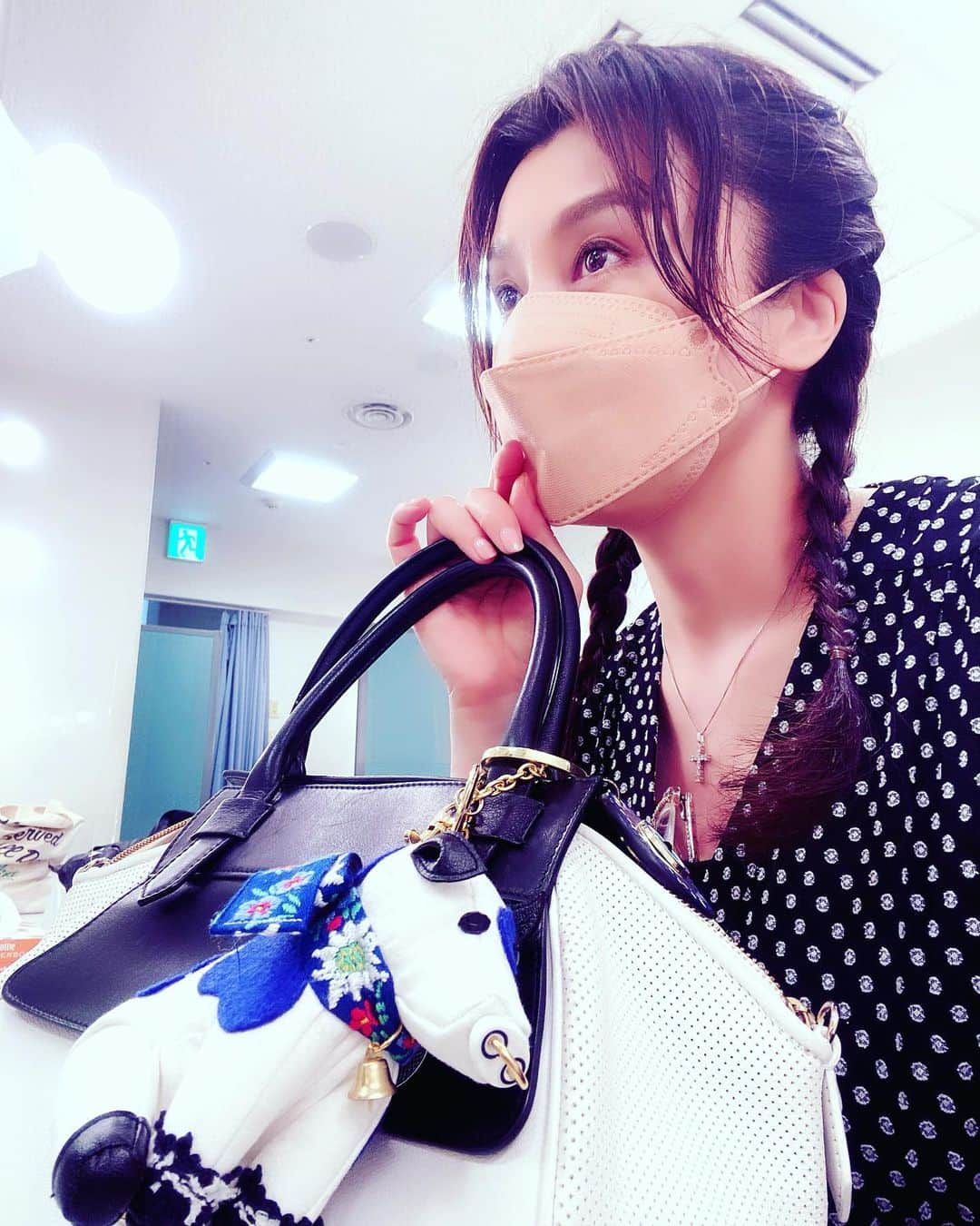 藤原紀香さんのインスタグラム写真 - (藤原紀香Instagram)「肌寒い札幌でしたがなんとお客様のあったかーいこと❣️3回ともたくさんのお客様に囲まれた３回公演でした♪（写真6枚目）いらしてくださいましたお客様、道新ホールの皆様、本当にありがとうございました♪ 次なる大阪公演への大道具などをフエリー⛴に乗せるため スタッフさん方が終演後、大急ぎで舞台セットをしまっている間に、舞台メイクを落とし、5分くらいでメイクの花井ちゃんが髪を編み込んでくれました☺︎LOVE（写真4枚目） いつもは楽屋は個別なのですが、今回はマチャミ姉さんもさりなちゃんもひとみさんも女子みんな一緒でしたので、なんだか楽しかったなぁ♡  写真3枚目、北海道へのお供はミナタンチヤームです。一つ一つのハンドメイド、大きなチロリアンテープのリボン🎀や、カウベル🔔をまとった おしゃれな牛のTANTANです。背中のハートも愛らしく💙東北へのサステイナブルな支援になる芦田多恵さんプロデュースのチャーム❣️  空港へのバスへ🚌乗り込み、考えていたのはやっぱり空港で食事のこと✨公演前夜や公演中はお弁当🍱でしたので、札幌らしいものを食べてないことに気づき...空港ではスープカレー🍛をいただきました。（写真6枚目）そしてやっぱり生乳ソフトクリーム🍦の誘惑には負けました♡ 美味しくて幸せだったなぁ✨（写真1.2枚目）  あ、実はこの札幌公演が全体の中日だったとのこと‼️残り半分、そして最終公演の公演の場所は、大阪❣️松竹座。 夫の舞台ではよく行っておりますが、考えてみれば自身初の大阪松竹座です^_^ 4月16日から24日まで どうぞ愉快に笑いにいらしてください✨ 『毒薬と老嬢』大阪公演をチェック💁‍♀️👇 www.shochiku.co.jp  #pinko #ポルカドット #ワンピース #ミナタンチャーム #sustainable #持続可能  #ca4la #hat #帽子好き #ソフトクリーム #アイスくりーム #生乳 #空港 #美味しいもの #スープカレー #札幌 #スイーツ #北海道 #毒薬と老嬢 #道新ホール #道新スポーツ #三つ編み  #ヘアアレン #新千歳空港 #hairstyle #hikarimirai  @hikarimirai_beauty  #自身初の #松竹座 #大阪 #関西公演」4月11日 23時25分 - norika.fujiwara.official