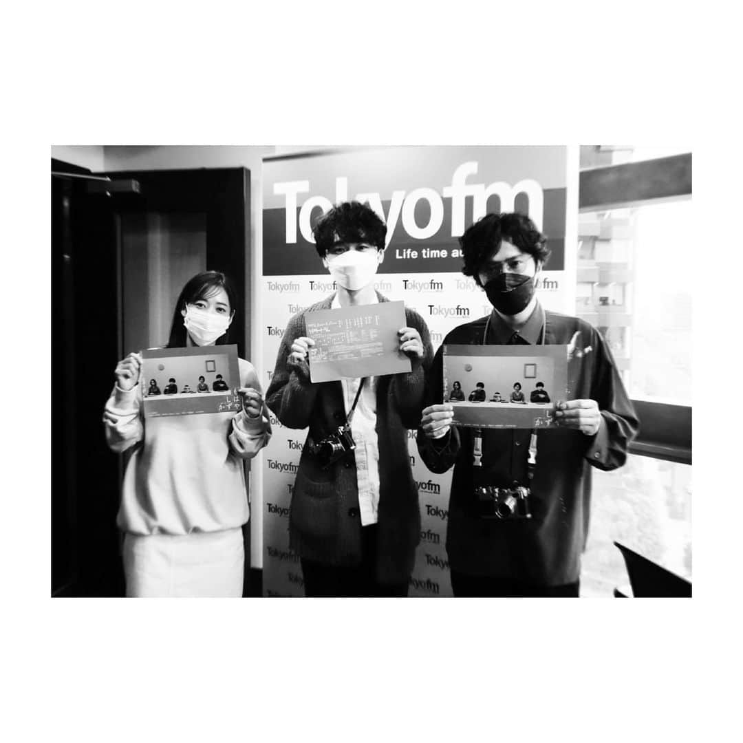 橋本淳のインスタグラム：「. 稲垣吾郎さんのラジオ  TOKYOFM 「THE TRAD」  に生出演させていただきました。  皆さん優しくて とても楽しい時間でした。  ゴロさんの優しくて 誰に対しても誠実な姿勢は 本当に見習わなくてはと いつも思います。  シャイにみえて(実際そうですが、) 一歩引いて周りの状況は全部察していて その全てに気遣いが出来る、 ゴロさんのような存在になりたいな、と。  とても楽しい時間を ありがとうございました。  聴き逃し配信はradikoにて 一週間ほど出来ると思います。是非！ . . . #TOKYOFM #THETRAD #稲垣吾郎 さん #吉田明世 さん #もはやしずか #お写真は公式さんから拝借しました」