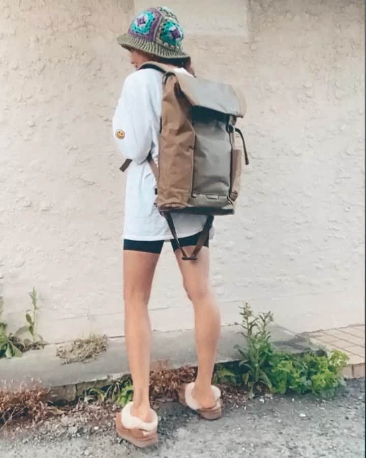 堀舞紀のインスタグラム：「🎒 . . . mate.での移動や 抱っこ紐の移動、 あとは飛行機にはやっぱり リュックサックぢゃないと 不便！！！ . . 登山家ぽい カッコも気に入って😂る。 . . 防水、撥水加工もされてる から汚れにくいし めちゃくちゃメンズぽくて 可愛い〜ぃリュックサック♡ . . @boundarysupplyjp  @boundarysupplyjp  . . いろんなポッケがあるから とても使いやすいんだょ😏😏😏 . . . 🌼🌼🌼 #outdoor  #ootd #トラベル #リュック #旅行 #バックパック」