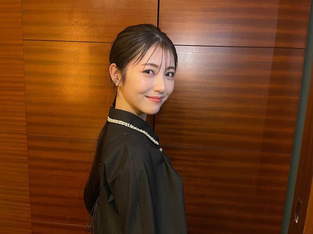 浜辺美波のインスタグラム：「#浜辺美波 公式Twitterより  『やがて海へと届く』公開記念舞台挨拶ありがとうございました🦔 喪失と再生の物語。 突然目の前からいなくなってしまった友達の踏み込めなかった奥底を辿る少女が描かれています🦔 この映画をみて皆様がなにを感じるのかすごく知りたいです…感想お待ちしております🦔」