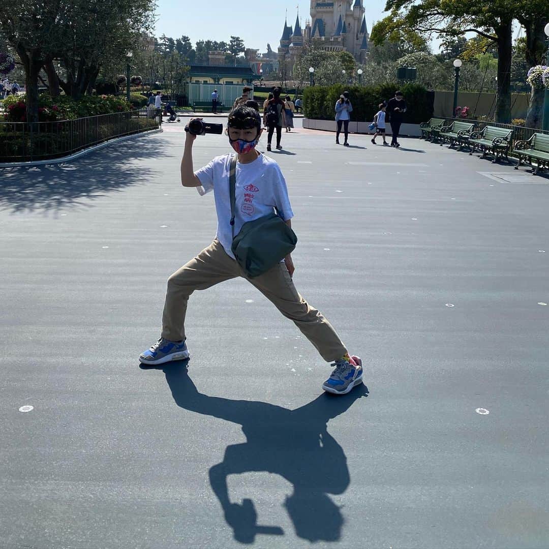 YOPPYのインスタグラム：「. #メラマンオカン　の皆様にとっても　いい情報  このバックは @ramidustokyo  さんの 防水バッグ  ずーーーと ずーーーと 防水で　 ミラーレス一眼レフとデジタルビデオカメラ 思い出部長にはなくてはならない絶対必須存在の命グッズを  安全に機能的に持ち運びながらもすぐオープンクローズが可能なバッグそしてやっぱり格好良くない物はいらん主義の　ファビラスオカンな私　めちゃくちゃ探しており　 やっと　やっとこさ 本当にやっと！！！！！！  出会えました⭐︎  そして 待ちに待った　思い出部長　の出番日  はい そうです なんと 抱っこ紐　的な存在を果たしてくれる事も判明  (このお尻部分に本当はおくるみかましてたが 撮影には格好があまり×なのでとりました)  このバッグ壊れた時用にも予備欲しいくらいのお気に入り  3色展開のうち2色ゲットン~!  やはり私め サステナブルより 超絶必要な必須アイテムに出会った時は予備の予備まて欲しい派!  ってことで 本当に　グッジョブバッグ❗️  ファビラスオカン　のレヴェルは またセレブに近づきました  選ぶわたし 選ばれたカメラ 選ばれまくったバッグ  ほうれん草！確実！ (ほうこく　れんらく　そうだん　かくじつ)  エンジョイ　マイ　カメラ　ライフ」
