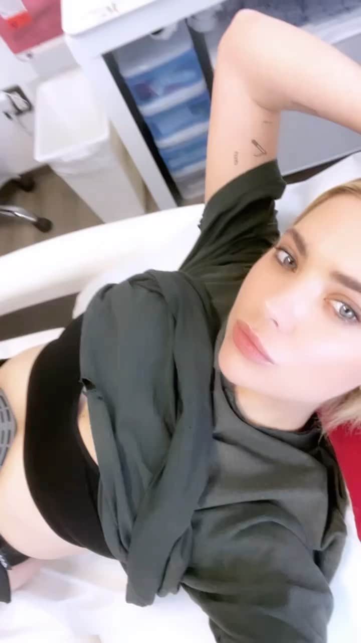アシュレイ・ベンソンのインスタグラム：「Loving #EmsculptNeo for helping me look and feel my best on screen and off.  #Emsculptpartner #moremusclelessfat #emsculpt @emsculptneo @btlaesthetics @dr.haworth」