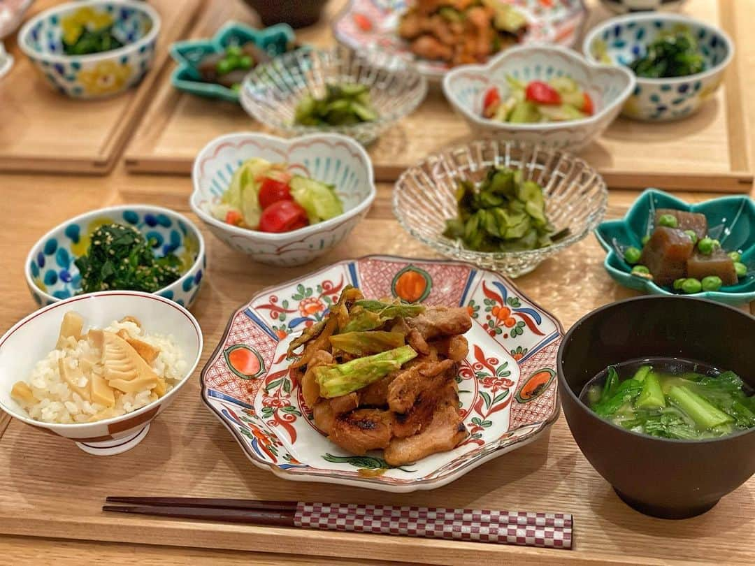 SEIRAさんのインスタグラム写真 - (SEIRAInstagram)「出産前日に入院中の家族の食事と𓊯 退院後の食事の作り置きをしました。  温めるだけ火を通すだけでokの状態に👍🏻 ̖́- 産後、自分が無理しない為の事前準備(✌︎˙˘˙✌︎)は正解。  母乳育児のためのバランスの良い食事を心掛けて 和食ベースで、おやつはフルーツか和菓子🍡🍘🍵  私は🍫チョコレートよりも何よりも餡子が大好きで、 昨日お友達から頂いたどら焼きがとても美味しかったので 一気に食べてしまいました🤣🤣🤣 食欲は健在✨ ㅤㅤㅤㅤㅤㅤㅤㅤㅤㅤㅤㅤㅤ 餡子は母乳の出が良くなるのも嬉しいです💕 食事ってたいせつ。 ㅤㅤㅤㅤㅤㅤㅤㅤㅤㅤㅤㅤㅤ  #晩ご飯#ばんごはん#晩ごはん#晩御飯#ばんごはんきろく #晩ご飯の献立 #献立記録 #記録#夜ご飯#夜ご飯#夜ごはん#よるごはん #よるごはん記録 #産後ごはん  ㅤㅤㅤㅤㅤㅤㅤㅤㅤㅤㅤㅤㅤ」4月12日 5時20分 - official.seira