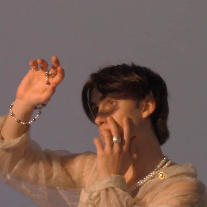 ジョニー・オーランドのインスタグラム：「11 days. comment 🦋 for a surprise」