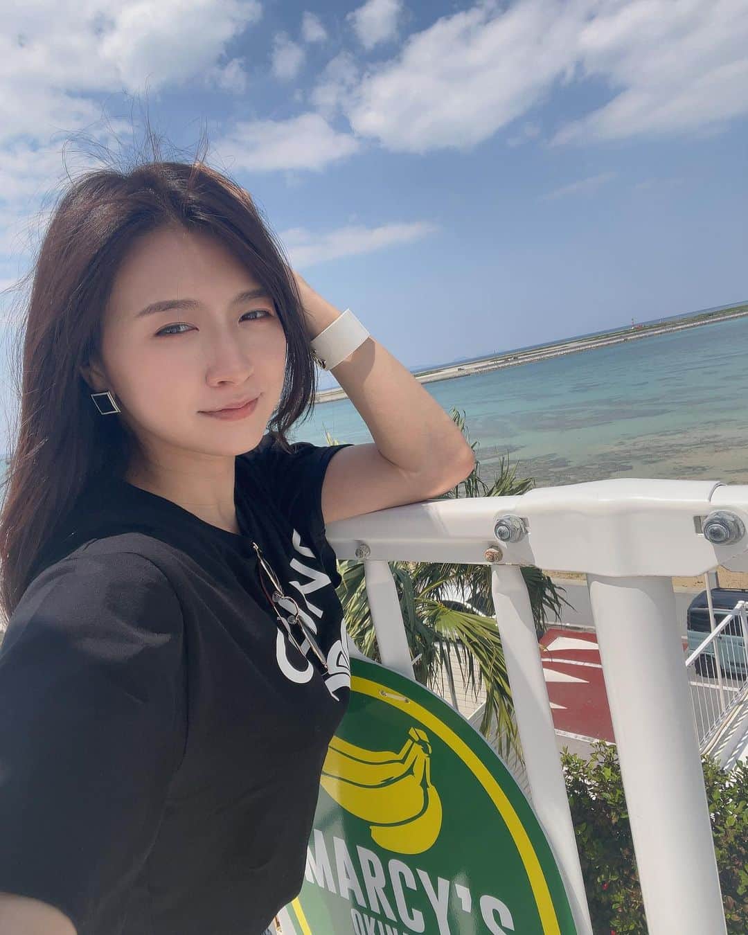 のインスタグラム：「楽しすぎた沖縄旅行🌺  写真の整理が全く出来てない😂  美ら海水族館、入館の意味を理解していなくて時間オーバーしてしまい中に入れず🥺 割とメインのジンベイザメみれませんでした…😂  大好きなここのイルカショーが見れたのでいっかぁ… 動物が一度口に入れた食べ物を吐き出す事ができるのはめちゃくちゃ頭がいいと聞いて、好きなんです。  このショー見たのは人生で２回目  館内はまたリベンジしよう😂  swipe→6枚目📹 酒飲んで寝るとイビキをかくらしいというはなしをしてます爆  え〜知らなかった嫌だぁ🤣  北谷のことは、永遠とキタダニと言ってました爆 チャタンに馴染めませんでした爆  #沖縄 #那覇 #沖縄旅行 #ウミカジテラス #瀬長島ウミカジテラス #瀬長島  #海 #青空 #旅行 #春休み #ドライブ #美ら海水族館 #イルカショー  #北谷 #北谷アメリカンビレッジ  #北谷ポケモン #ポケジェニック #ポケジェニック沖縄」