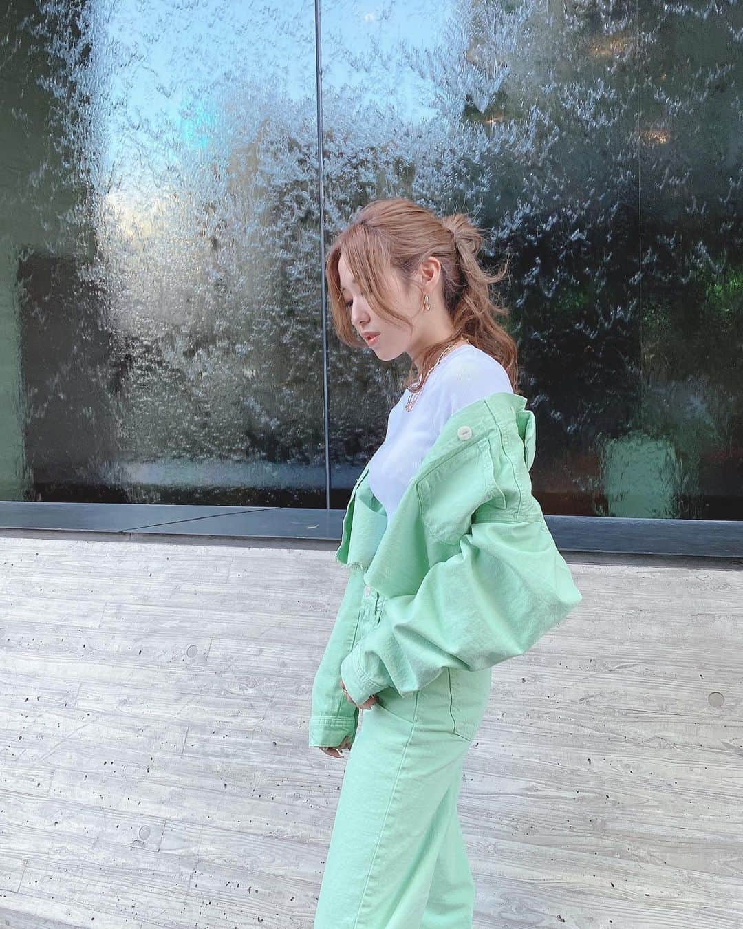 のインスタグラム：「. . .  最近なにかと緑にハマっておる🌿  色んな人に活力もらって すんごい元気です💚  #春服コーデ #セットアップ  #ootd #japanesegirl」