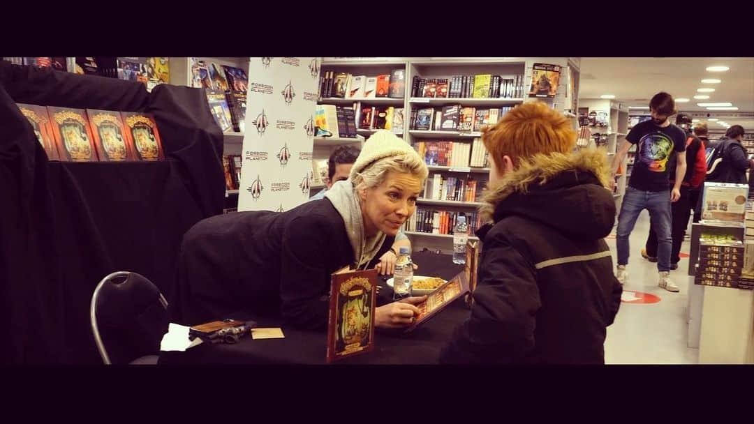 エヴァンジェリン・リリーのインスタグラム：「Thank you so much @forbiddenplanet for the fantastic signing!  It was so cool to be back in the birthplace of @thesquickerwonkers  You can be sure we’ll be back with #TheDemiseOfAndyTheArrogant   Cheers! 🥂  Fantastic video by @pawpix 🎥  #thesquickerwonkers #kidsbooks #kidsbookseries #childrensbooks #childrensbookseries #picturebooks #picturebookseries #earlyreader #reluctantreaders #storybook #poem #poetry #limerick #art #animation #illustration #author #writer #artist #darkanddelicious #darkhumor #gallowshumor #neilgaiman #timburton #guillermodeltoro #edwardgory #drsuess #roalddahl #lornathelazy」