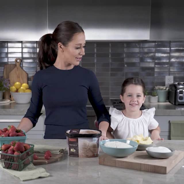 ジェシカ・ブラウンスタインのインスタグラム：「Ivy and I have been cooking up a storm this past couple years. Would anyone like to see us back in the kitchen again? She may still think butter is cheese but our skills have definitely improved. Let me know a recipe you’d like us to make」