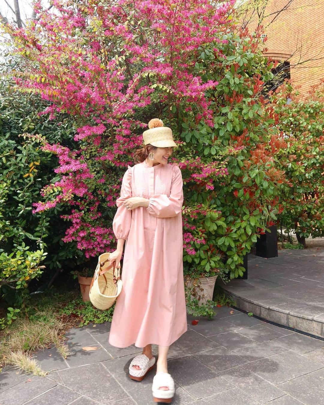 Mai Wakimizuのインスタグラム：「ミニ丈代表のスモックワンピース、リクエストを沢山頂いたので今季初めてロング丈も作りました！もうね、めちゃくちゃ楽ちん♡笑 カバーしたいところ全部出来ちゃうし、自宅洗いOKだし、フロントボタンなので授乳中のママさんにもお勧め♡春らしいpinkと使えるblackの2色です＼(^o^)／ dress:#linkable @linkable_official(今週14日発売) casquette:#modiste @mooooodiste ×@linkable_official(伊勢丹popup先行発売予定) #wakkinstyle#ootd#coordinate」