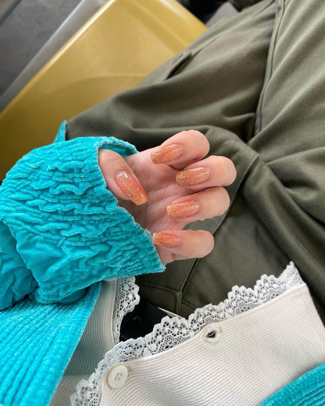 のインスタグラム：「ㅤㅤㅤㅤㅤㅤㅤㅤㅤㅤㅤㅤㅤ 🍊✨ 最近はキラキラでワンカラーに はまっている🥱 ㅤㅤㅤㅤㅤㅤㅤㅤㅤㅤㅤㅤㅤ #nail #glitternails」