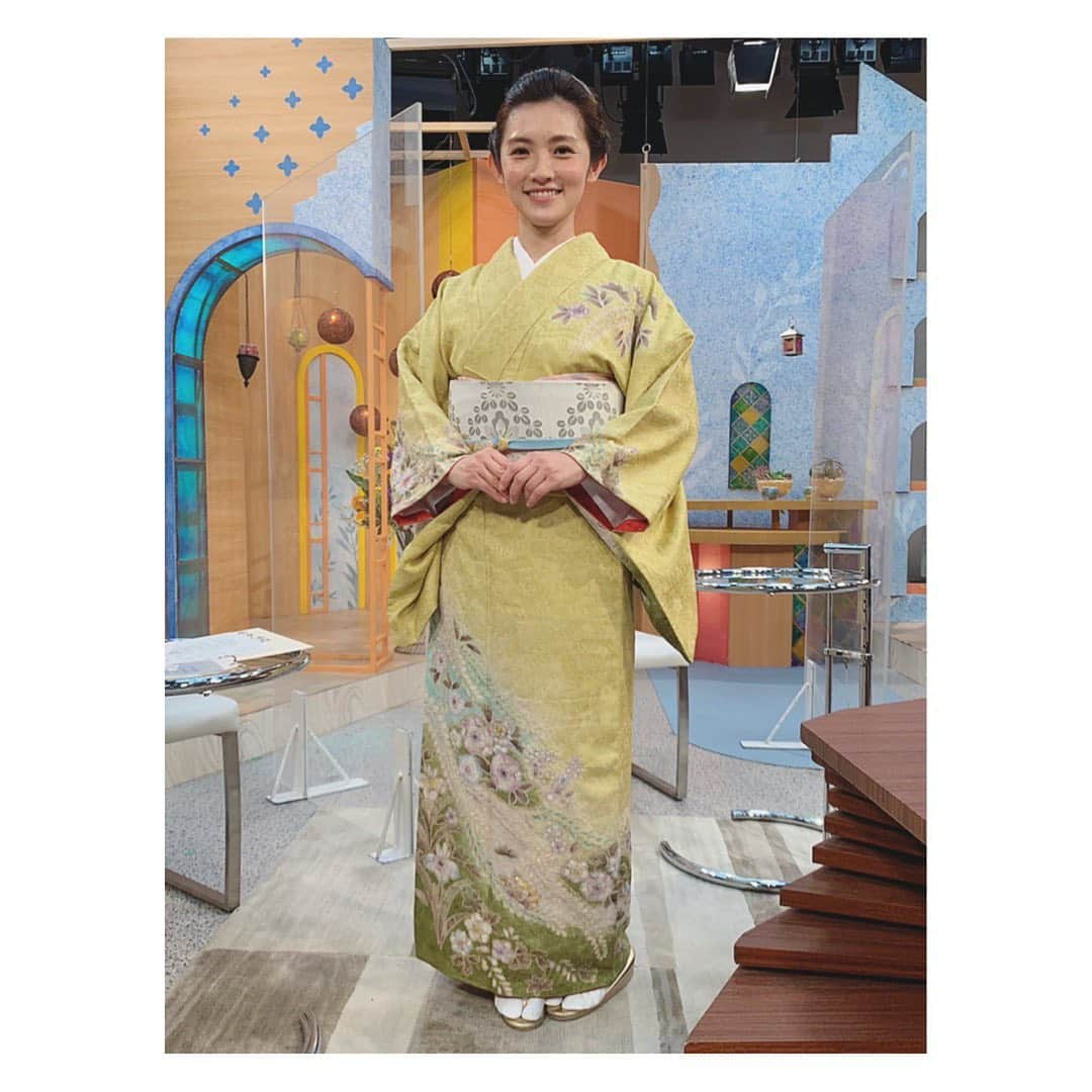 星野真里のインスタグラム：「チャコの手で閉じられてゆく玉手箱 昼時我は何になろうか #NHK短歌 #番組では披露しなかった短歌 #どんなゲストのどんなお題で詠んだものでしょうか #hareginomarusho  毎月第2,3,4日曜 NHK Eテレ　6:00～「NHK短歌」にて 司会を務めさせていただいております。 再放送は同週金曜14:10〜。 ぜひご覧ください。 一緒に短歌を楽しみましょう！  Do you know TANKA? It’s Japanese traditional short poem. It have only 31 syllables but it can leave the moment forever like pictures! If you want to know more about it, please check this  TV show “NHK tanka”🎶」