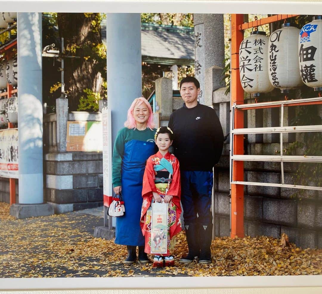 栗原友さんのインスタグラム写真 - (栗原友Instagram)「結婚してからずっと家族の写真を撮り続けてくれている正田くん　@shoda_masahiro  が昨年末、七五三の写真を撮ってくれました。正直七五三忘れていて、12月に入ってからの撮影。お店の目の前に神社あるし、今年は目黒不動尊じゃなくて波除神社だー！ということで仕事の合間に作業服の父母…。まあこれも私たちらしいな！ 朝はアンニュイなお姉ちゃんに撮ってもらってご満悦。 正田くんありがとう❣️ #七五三　#アンティーク着物」4月12日 9時47分 - kuri__tomo