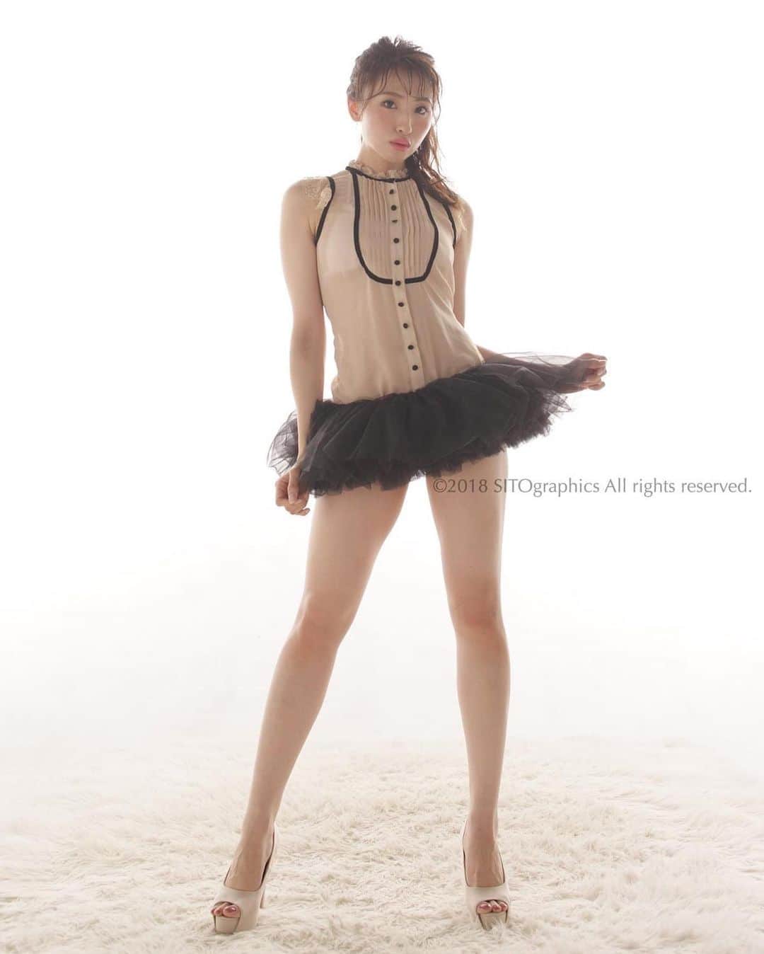 シト山口のインスタグラム：「昨日のバンで何をアップしたら良いか分からなくなったので 美脚プリンセスのこのみさん初登場時の作品を！  model 中村このみ Konomi Nakamura @nakamura_konomi  hair&make @miyako_nabe  photo シト山口 @sito_yamaguchi #model #make #fashion #photo   #shoot  #モデル #小顔 #スタイル #ヘアメイク #メイク #ポートレート #作品撮り #写真好きな人と繋がりたい #撮影 #一眼レフ　 #モデル募集 #被写体 #脚長 #水着 ©︎2022 SITO graphics All rights reserved.」