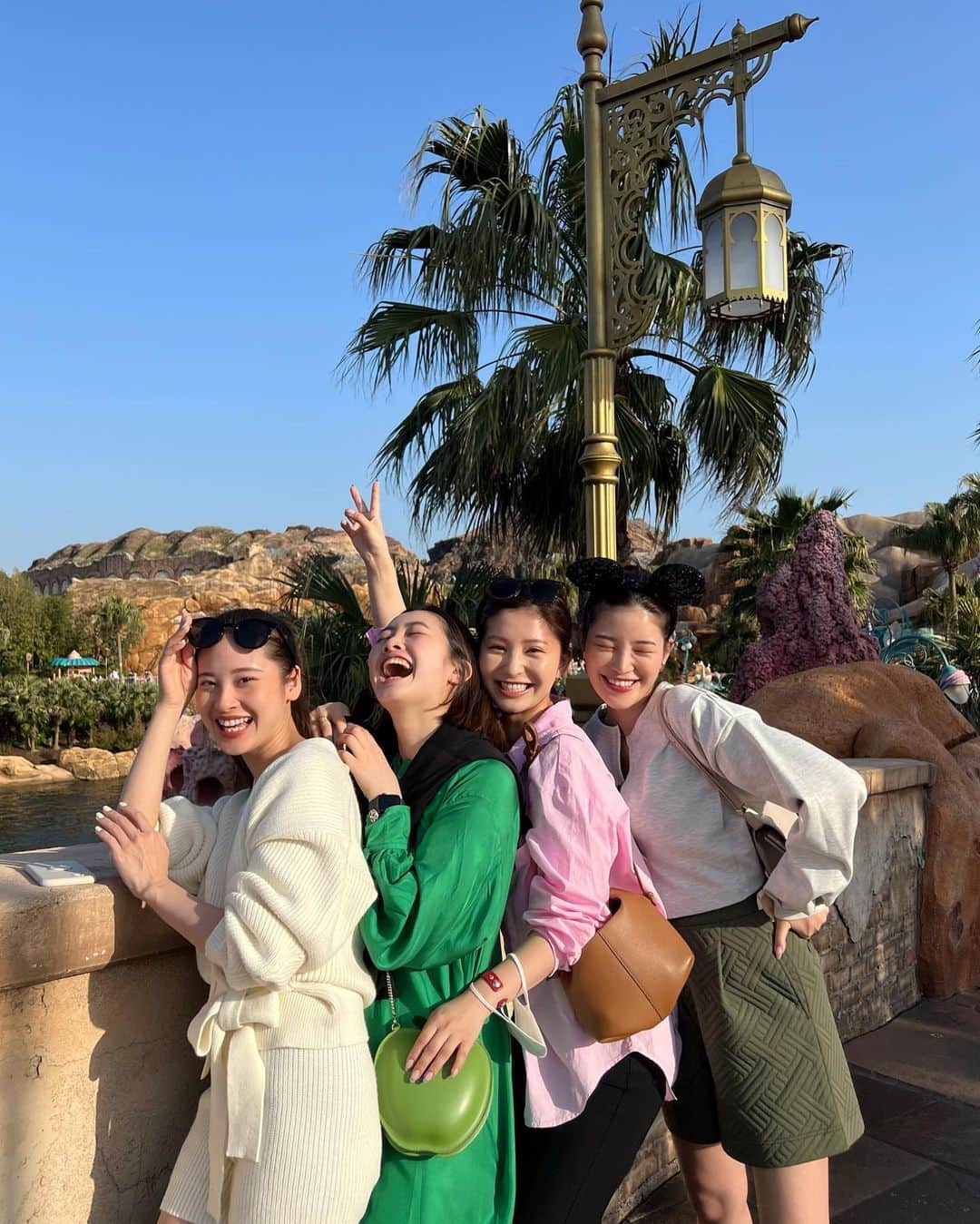 のインスタグラム：「、 スワリンで人生観変わった4人。🌍🌈  大好きな友人と行くディズニーは最高☺︎」