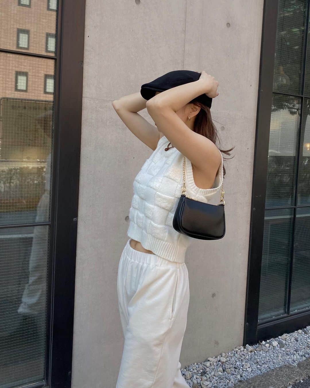 室原彩夏のインスタグラム：「ㅤㅤㅤㅤㅤㅤㅤㅤㅤㅤㅤㅤㅤ 今週入荷のスエットパンツが 着回し効きすぎて最近すごい履いてる🥹 しかも楽よね🧏🏻‍♀️ ㅤㅤㅤㅤㅤㅤㅤㅤㅤㅤㅤㅤㅤ 後ろポケットの刺繍がポイント🧏🏻‍♀️ ㅤㅤㅤㅤㅤㅤㅤㅤㅤㅤㅤㅤㅤ white×whiteが可愛い🤍 ノースリのニットで昼間丁度いい気温ってどういうこと🥵 ㅤㅤㅤㅤㅤㅤㅤㅤㅤㅤㅤㅤㅤ tops...☑︎block check knit ¥5,500+tax(4/15 発売) bottom...☑︎loose sw pt ¥8,000+tax(4/15 発売) ㅤㅤㅤㅤㅤㅤㅤㅤㅤㅤㅤㅤㅤ #LAGUAGEM」