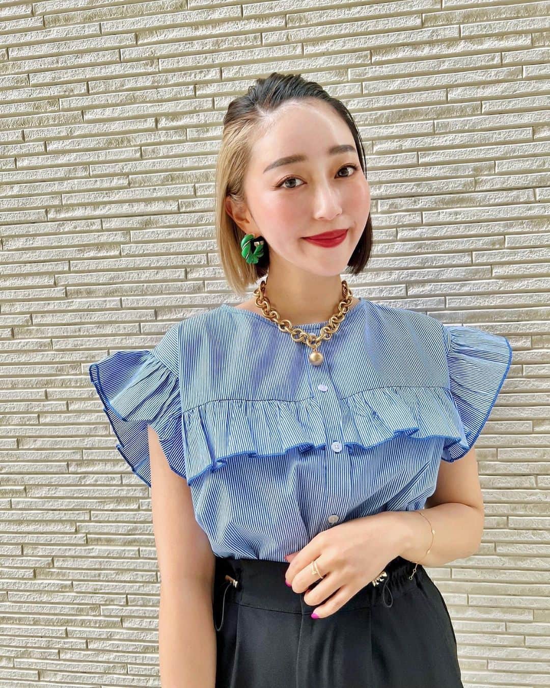 のインスタグラム：「今日も１日お疲れ様でした🌈 お昼間は日差しが暑い日が続いてるね🌸 夏はもうすぐそこ！！！ 春夏は一番お買い物が楽しいなん♡ この日のお袖のフリルが可愛いtopsは @titivatejp パンツスタイルに合わせてコーディネートしたよ💚 #ootd#outfit #コーディネート #titivate #ティティベイト #titivatestyle  #タイアップ  #フレンチスリーブフリルブラウス #大人カジュアル #トレンドコーデ  #ブラウスコーデ#春先取り」