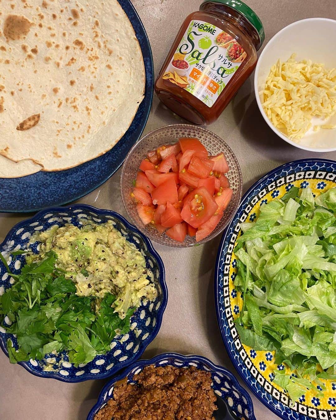 阿部優貴子のインスタグラム：「今日の夕飯は、 すごく天気が良かったので どーしてもタコスが食べたくて 誰も来ないのにタコスパーティ🌮 これからの季節、ビールにあう〜 いいね、タコス、極めたい。🤤  #とりあえずパクチーはマスト🌱 #あべゆきごはん　#タコスパーティー」