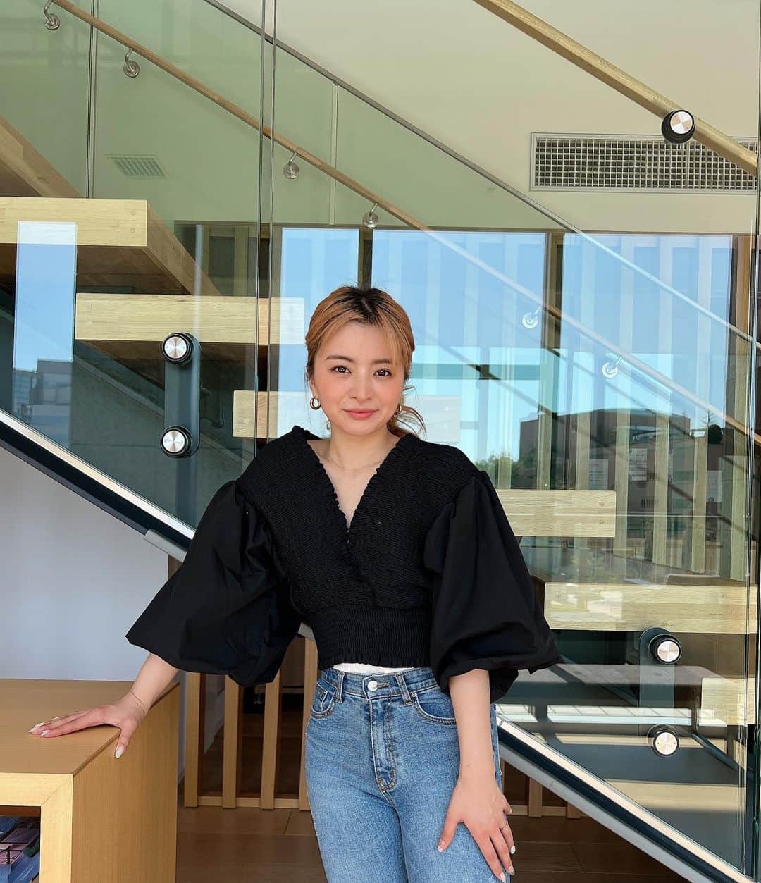 のインスタグラム：「絶賛皮向け顔に 久しぶりにメイクした日🧚‍♂️❤︎  ポカポカするのはいいんだけど お花見🌸もできずに桜の時期が終わってしまった😂  最近は結婚式の準備を始めて ケーキに料理、ウェルカムスペースのグッズ 見るのがすごく楽しいけど これはいらないね。の区切りのつけ方難しい〜🤣」