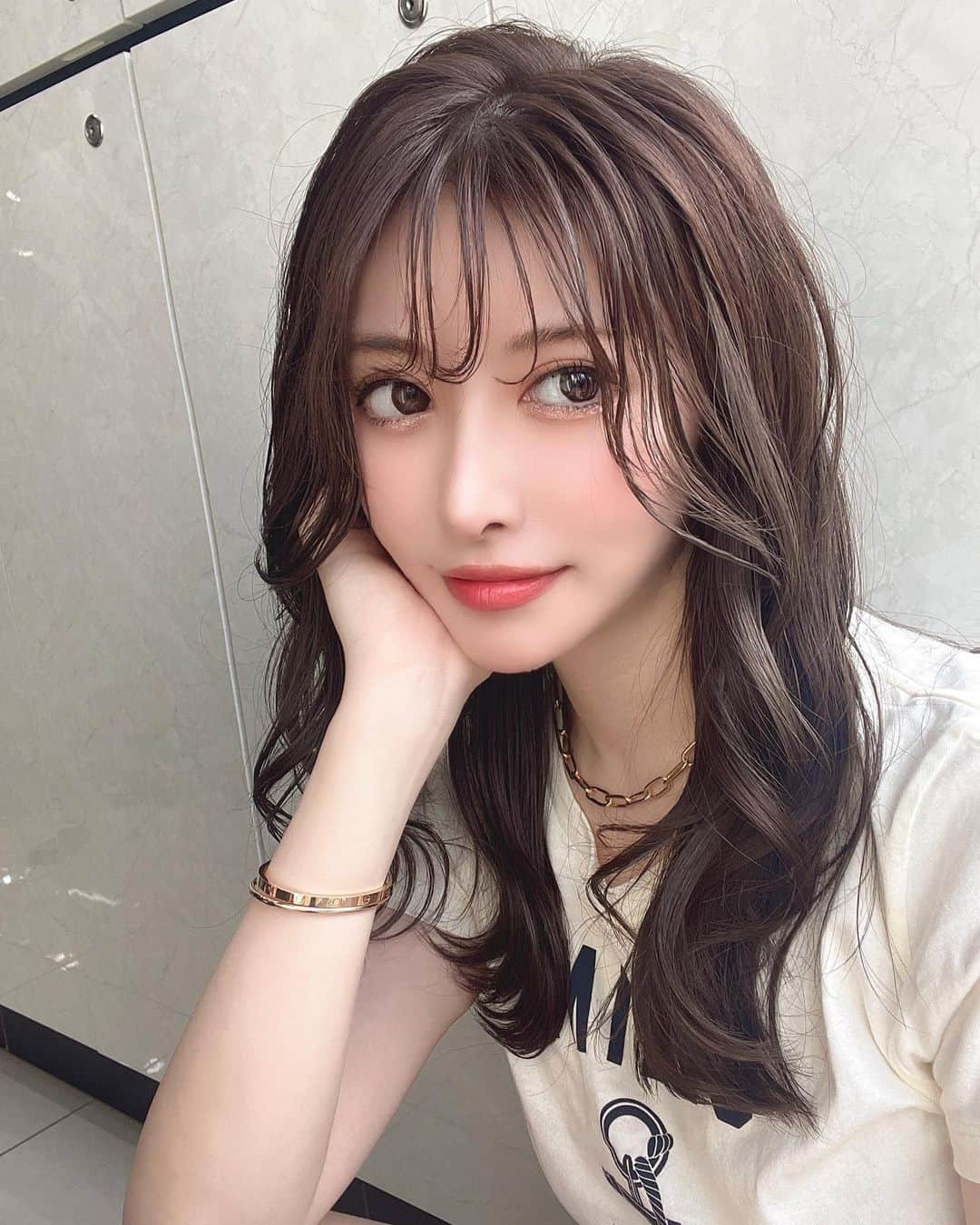 藤咲めいのインスタグラム：「また少し短くして前髪切ったよん💖 そして髪色も落ち着いた透明感あるカラーに💎💕 今回も純平さんに可愛くして頂きました☺️💛💛 @felice_junpei   今と違うとこ行ってみようかなぁとかどこ行こうか迷ってる方是非😚💞 @regalo_shinjuku.east  . . . #カラー #セミロング #ミディアムヘア #シースルーバング #サロン #美容院 #ヘアサロン #hairstyle」