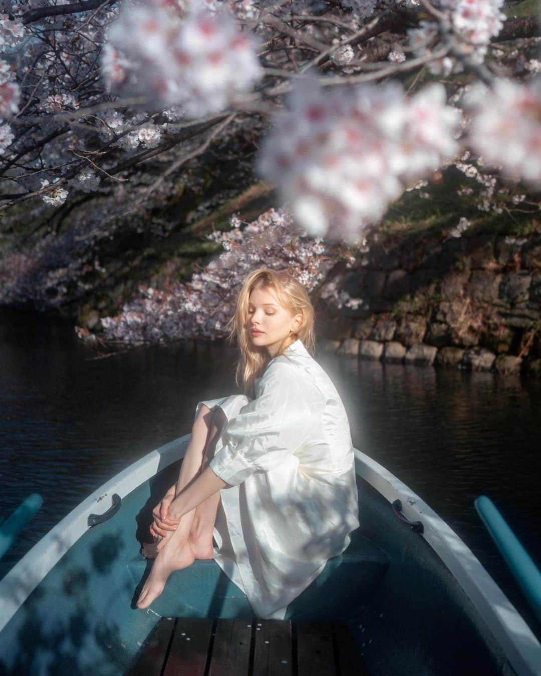 山口功貴のインスタグラム：「Rowing down the river to catch some cherry blossoms 🛶🌸 w/ @ninjacatgirl」