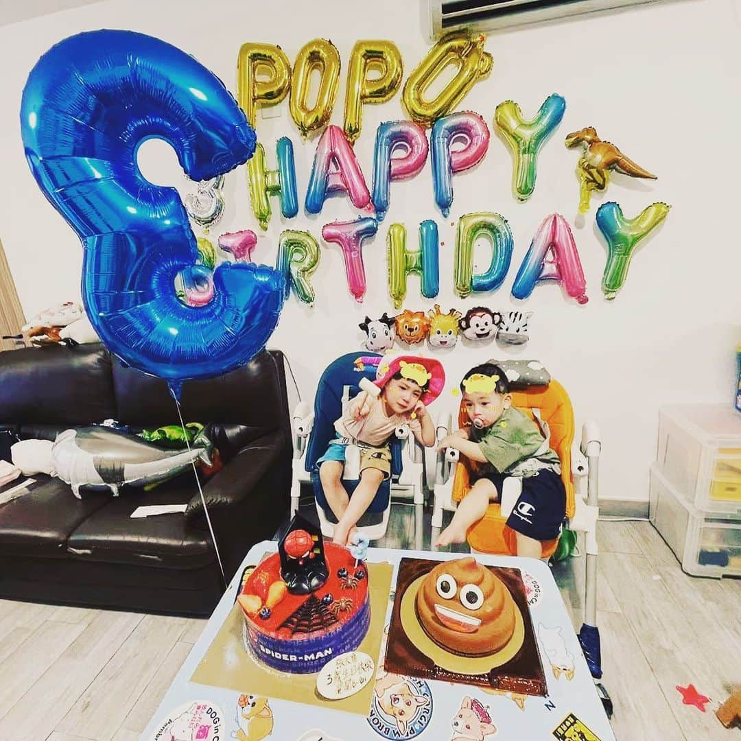 スティーブン・チョンさんのインスタグラム写真 - (スティーブン・チョンInstagram)「寶寶3歲生日啦😭 話咁快就3歲啦，希望三兄弟可以和睦相處，健健康康咁樣我就心滿意足！ 我愛你啊張天寶  兩兄弟討論點樣去整爛咗蛋糕！😂😂😂」4月12日 19時28分 - stevencheung