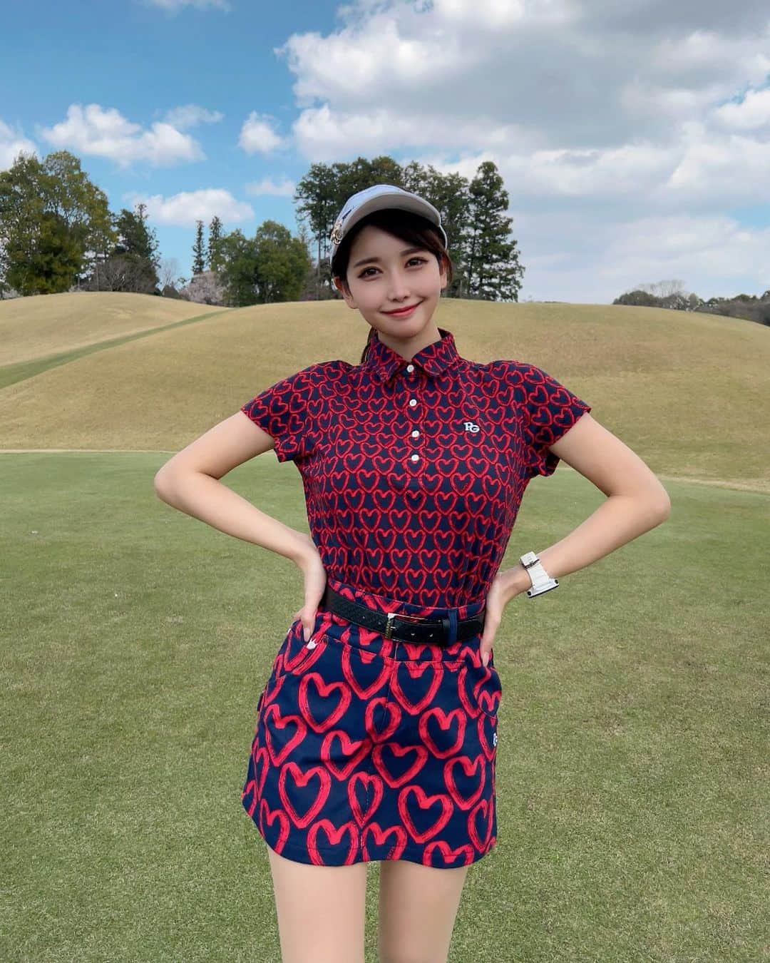 MAYUさんのインスタグラム写真 - (MAYUInstagram)「. ハートまみれちゃん❤️❤️❤️ . よく見ると、スカート右ポッケのところに白いハートもついてるの🤍 ハートシリーズかわいすぎて、また別verもあるから着たら載せるね😆❤️ @pearlygates_official  @jypetwice_japan  . 最近あつくなってきたっ！☀️ 今年こそゴルフ用のサングラスを買おうと思う😎✨ . #ゴルフ女子#ゴルフ#ゴルフウェア#ゴルフコーデ#ゴルフファッション#パーリーゲイツ#パーリーゲイツコーデ #golf#golfwear#golfgirl#golflife#golfclub#golfcourse#golfer#golflove#pearlygates#twice#heart#love#japanesegirl#골프#골프웨어#트와이스」4月12日 19時28分 - mayu.kina_golf