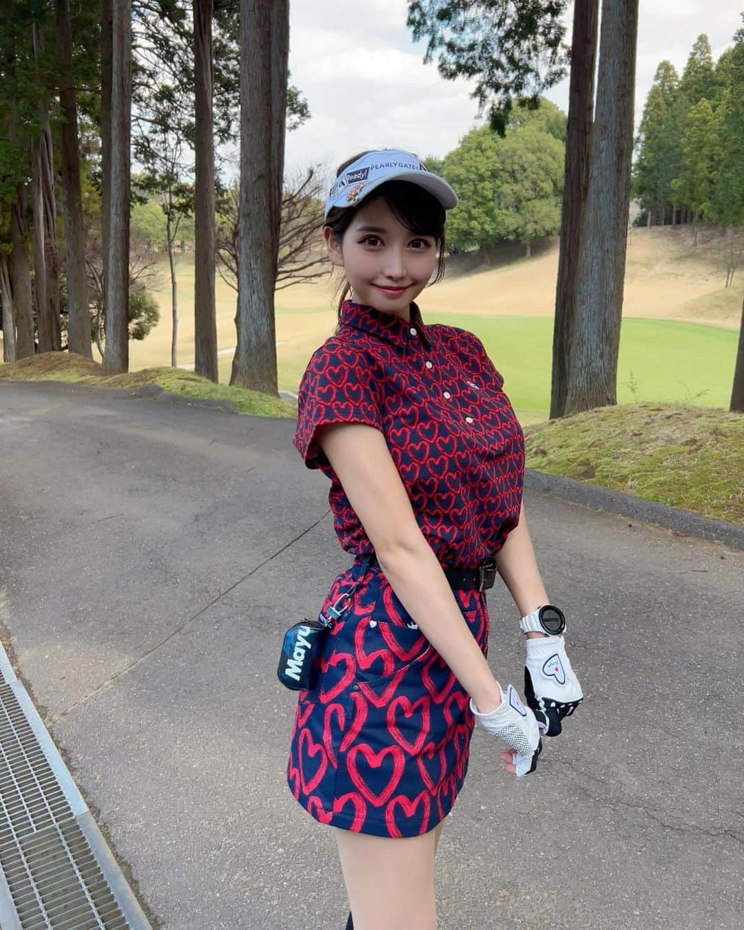 MAYUさんのインスタグラム写真 - (MAYUInstagram)「. ハートまみれちゃん❤️❤️❤️ . よく見ると、スカート右ポッケのところに白いハートもついてるの🤍 ハートシリーズかわいすぎて、また別verもあるから着たら載せるね😆❤️ @pearlygates_official  @jypetwice_japan  . 最近あつくなってきたっ！☀️ 今年こそゴルフ用のサングラスを買おうと思う😎✨ . #ゴルフ女子#ゴルフ#ゴルフウェア#ゴルフコーデ#ゴルフファッション#パーリーゲイツ#パーリーゲイツコーデ #golf#golfwear#golfgirl#golflife#golfclub#golfcourse#golfer#golflove#pearlygates#twice#heart#love#japanesegirl#골프#골프웨어#트와이스」4月12日 19時28分 - mayu.kina_golf