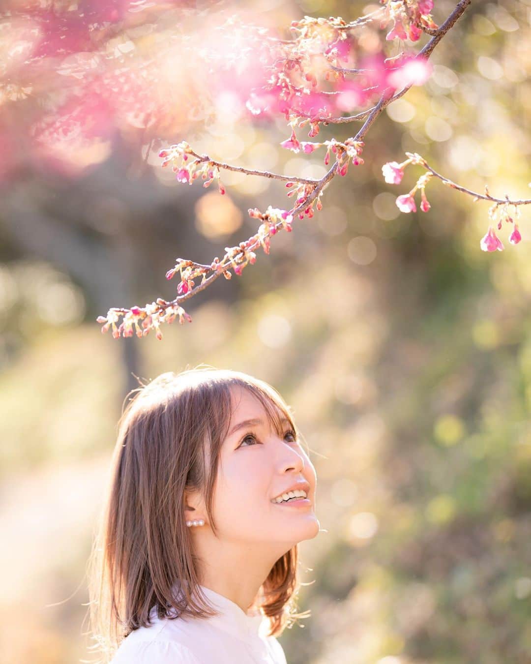 内山絵里加のインスタグラム：「・ @shu___film さん撮影📷 ・ わたしの大好きな地元のお花スポットの1つ。 はままつフラワーパーク🌸 ・ 浜松には、素敵なお花スポットがたくさんあります。 春は特におすすめですよ𓂃 𓈒𓏸◌‬‬ ・ あしたも上を向いてゆきましょ🕊 ・ #浜松 #はままつ #浜松観光 #はままつフラワーパーク #春#お花好きな人と繋がりたい #桜 #さくら #サクラ #ポートレート #ポートレートモデル #宣材写真」