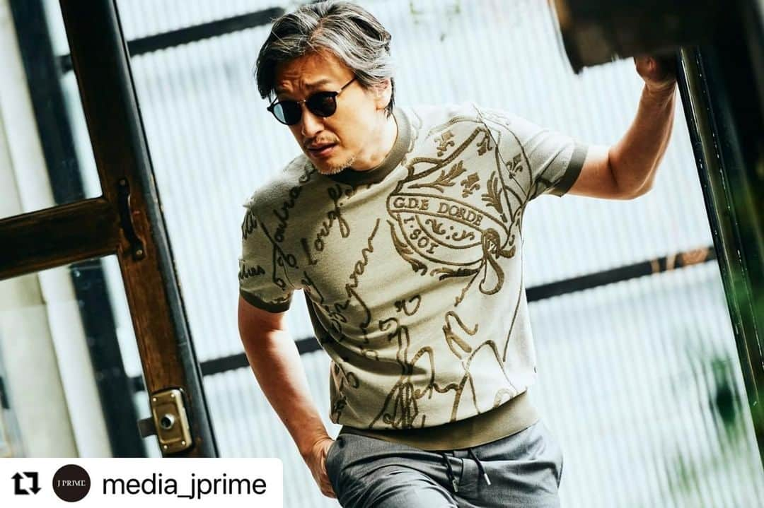 加藤章太郎さんのインスタグラム写真 - (加藤章太郎Instagram)「. J PRIME ドレーピーなニットTはお洒落リッチなオヤジの特権アイテム  ※Instagram公式アカウント @media_jprime   #Repost @media_jprime with @make_repost ・・・ メゾンのニットTが似合うのはフレッシュなメンズよりも断然リッチなオジサン。なぜかって！？ そのラグジュアリーな風合いを纏っても違和感を感じさせないのは、経験と余裕からくる賜物だからです。  織りではなく編みになることで、まるで異なってくるのが風合い。一般的には、ニットの方がやわらかくドレーピーになります。このドレーピーってのがポイントで、織りによるカットソー地に対して、ドレープがゆったりとしていることでエレガント、上品、リッチといったイメージにつながるってワケ。ハイブランドのそれなら、なおさら。  今らしいビジネススタイルに活用できることはもちろん、砕けすぎていない表情はミシュランからカウンターのお寿司屋にも堂々と入れます。  Profile→Webサイトもチェック！  #JPRIME #jprime #ジェイプライム #大丸松坂屋 #百貨店 #リッチなオジサン #オヤジ #ラグジュアリー #リッチ #ニューリッチ #ファッション #時計 #クルマ #戸賀敬城 #ニット #Tシャツ」4月12日 19時44分 - __shotaro__