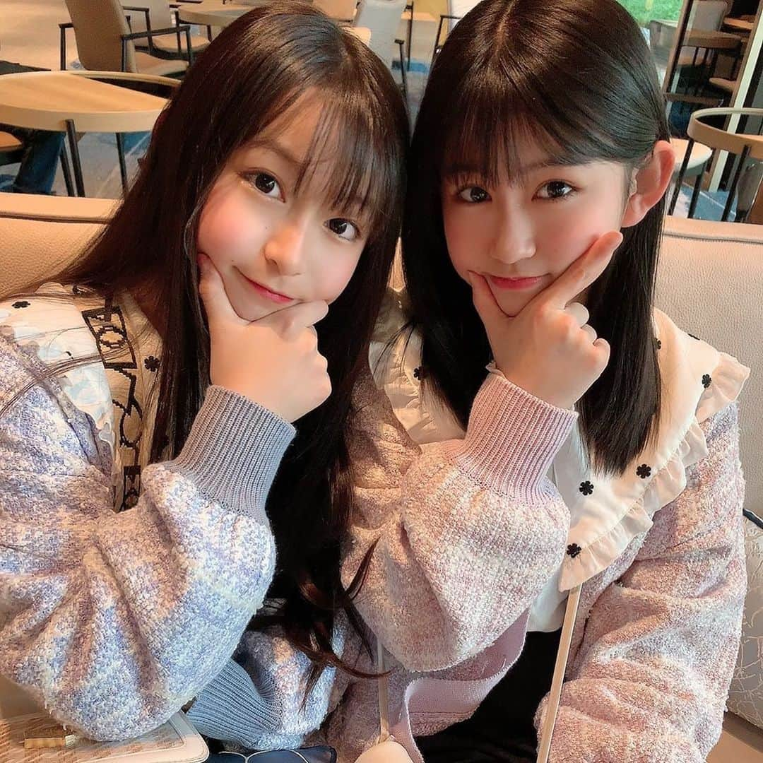 ゆめ & じゅなさんのインスタグラム写真 - (ゆめ & じゅなInstagram)「春カーディガン🌸 めっちゃめっちゃお気に入り〜！  そういえば、中学校でかわいい子いる〜って思ったらじゅなだったんです！笑笑 制服がすごく似合ってて、なんか悔しいよー😭 うそうそ！自慢の妹です♡  #春 #春コーデ #春服 #春ファッション  #色違い #姉妹 #2歳差姉妹 #野崎結愛  #野崎珠愛 #ポーズ #中学校 #中学生  #妹 #かわいい女の子 #びっくり #😭  #制服 #悔しい #笑 #🌸 #お気に入り  #spring #cardigan #girl #pose #photo  #pretty #sister #favorite #自慢」4月12日 19時49分 - yumejuna