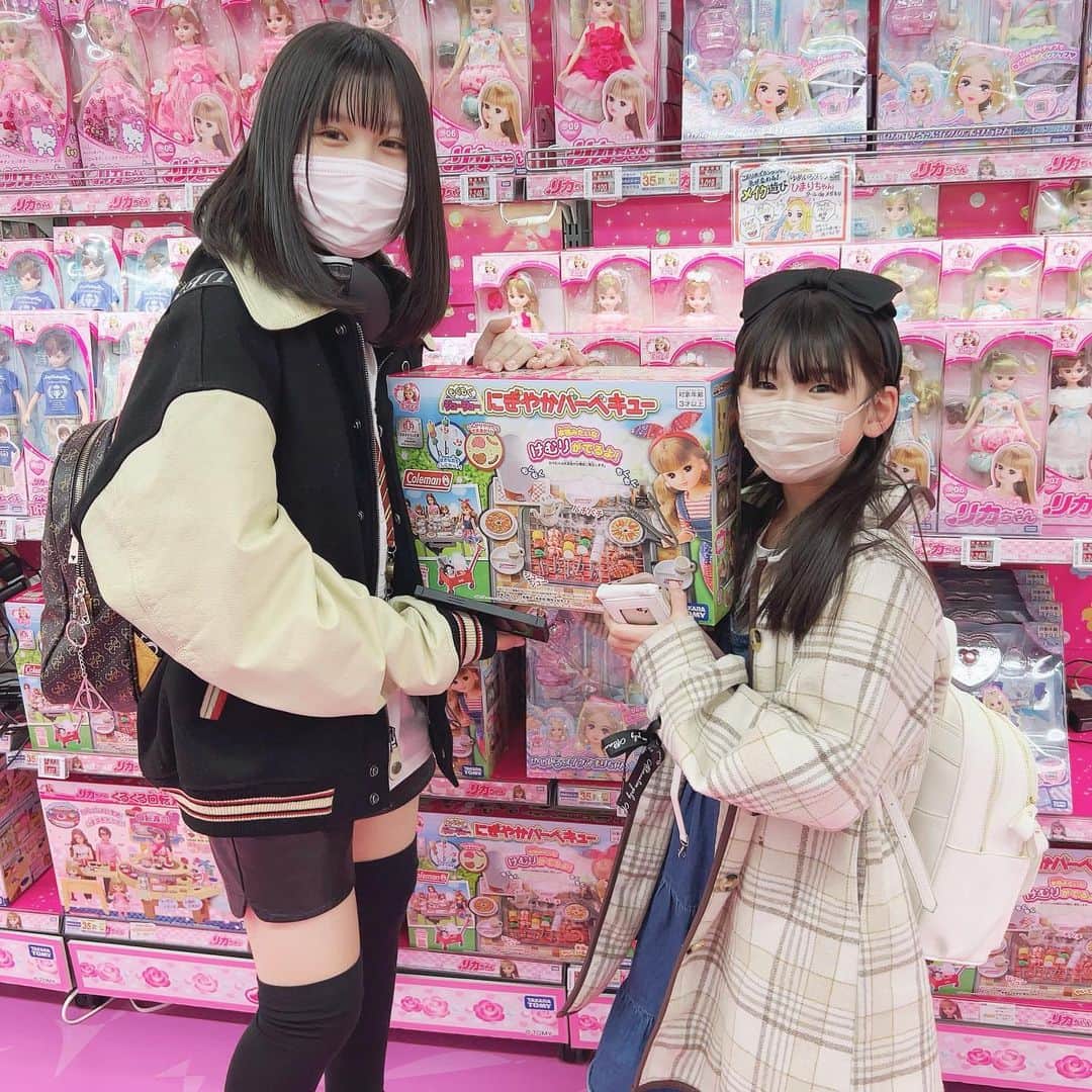 のインスタグラム：「改めまして…リカちゃん公式チャンネルにてゆわもも二人が動画に出演させていただきました💖 リカちゃんに名前呼ばれるってすごいうれしいよね😍  動画公開だけでなく店頭でも流れているみたいなので 見に行きたいなぁ…💕  #タカラトミー #リカちゃん #姉妹写真 #姉妹コーデ #リカちゃん人形  #もくもくジュージューにぎやかバーベキュー  #親子コーデ」