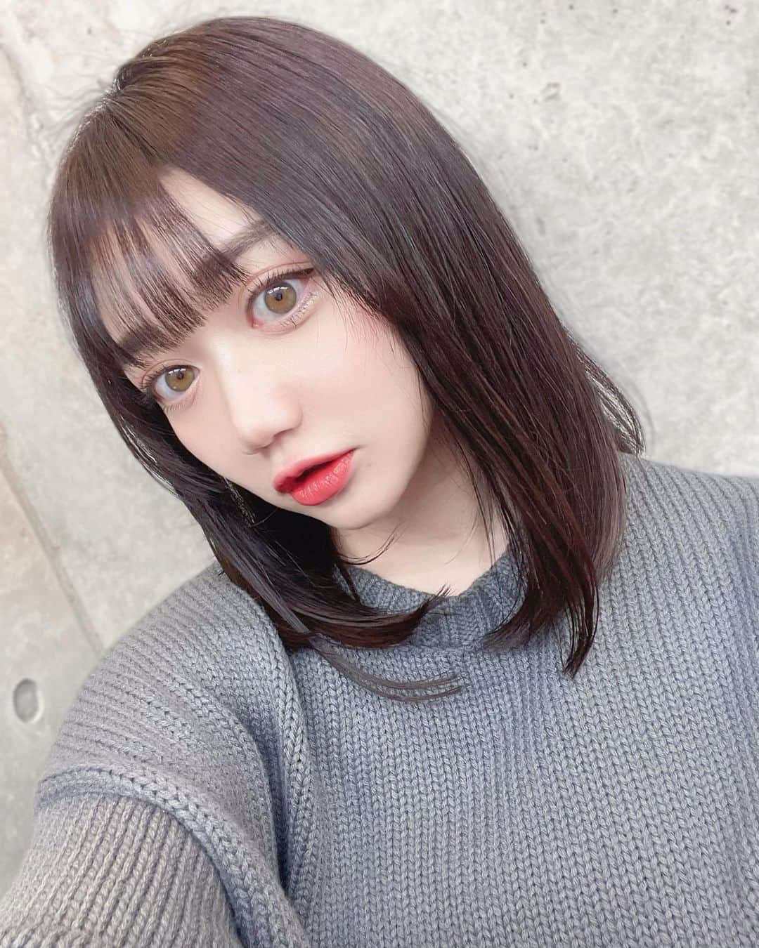 のインスタグラム：「オススメのプチプラの化粧下地♡⁡ キス　マットシフォン UVホワイトニングベースN 01［医薬部外品］を提供して頂きました。⁡ 明るい色味です♡⁡ ⁡ ⁡ これは、テカリ・化粧崩れを防いでさらさらセミマットな肌がつづく、美白*化粧下地なの♡⁡ *メラニンの生成を抑え、シミ・ソバカスを防ぐ⁡ ⁡ 普段からTゾーンのテカリや、特にマスクをしているとオイリー肌ですぐ化粧崩れしちゃったりしてマスクが汚れてしまったり気になっていたけど、これはサラサラした仕上がりでオススメ。⁡ ⁡ ⁡ 少ない量で毛穴をカバーできるし、セミマットだけど重たい感じはなくて、崩れにくくてマシュマロ肌が目指せる♡⁡ 今回は提供で頂いたんですが、プチプラだから実は学生の時から愛用してる！⁡ ⁡ @kiss.cosmetics⁡ #テカラセナイザー⁡ #kissコスメ⁡ #マットシフォン⁡ #ベースメイク⁡ #化粧下地⁡ #kiss_PR」