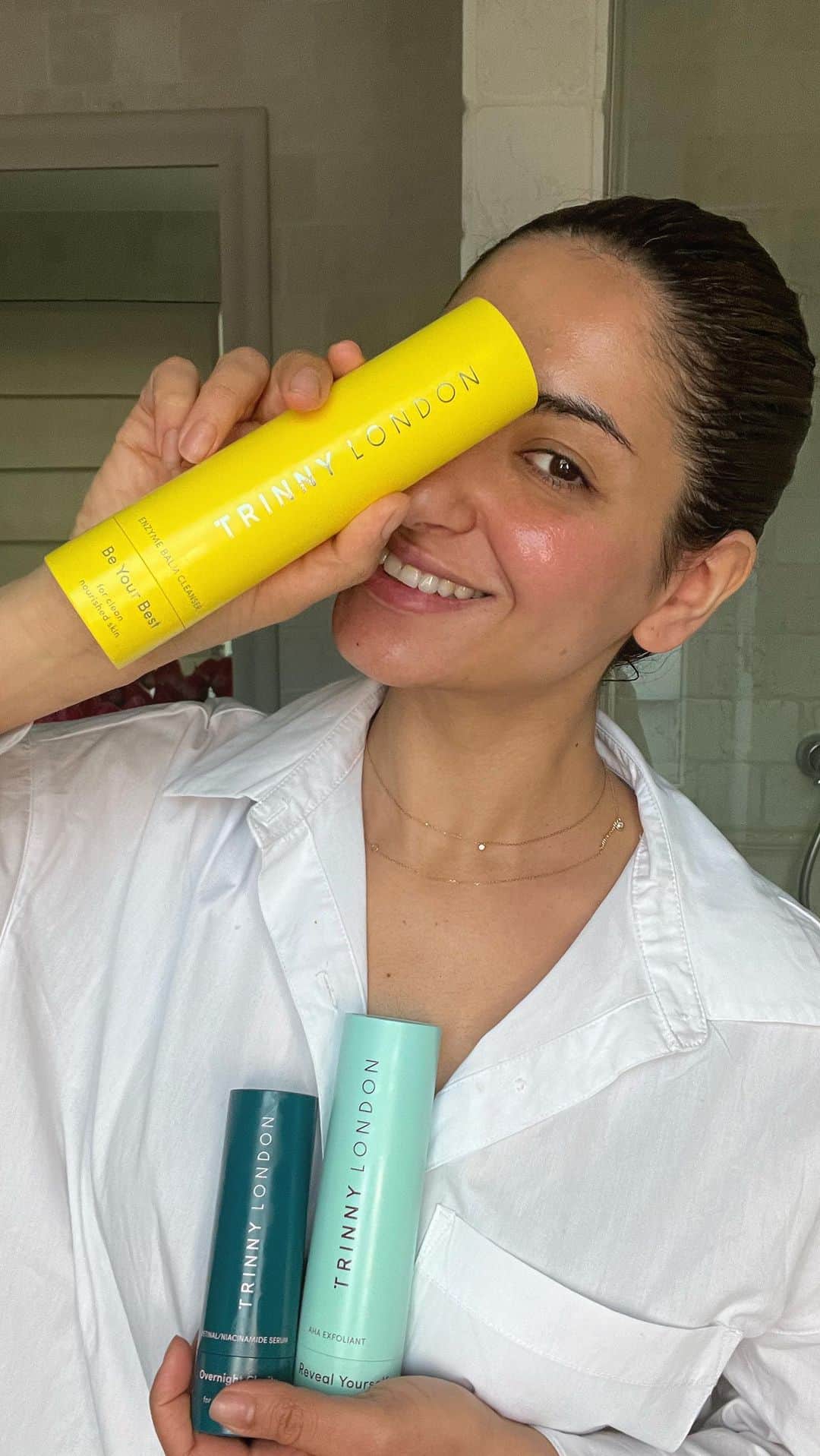 のインスタグラム：「I'm so into skincare lately especially my nighttime skincare routine. @trinnylondon is a brand that I absolutly love & value for their quality. I’ve been using their products on my skin for months now and I’ve noticed a huge difference and improvement in my skin!  That’s why I was beyond excited when they reached out to me to team up and share my positive experience with all you! #nightimeskincare #ad   Products used:  1.Be Your Best Enzyme Balm Cleanser  2.Reveal Yourself AHA Exfoliant  3.Overnight Clarity Retina Serum」