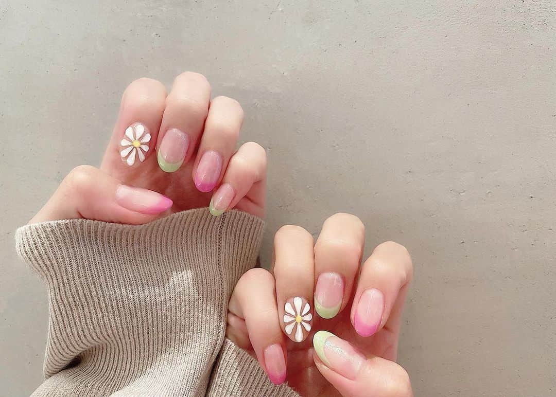 yuu__aaaのインスタグラム：「. 春ネイル🌸 完全お任せネイルかわいい🤍 . @mu_senail  . . #ネイル#春ネイル#nail #フラワーネイル#かわいい」