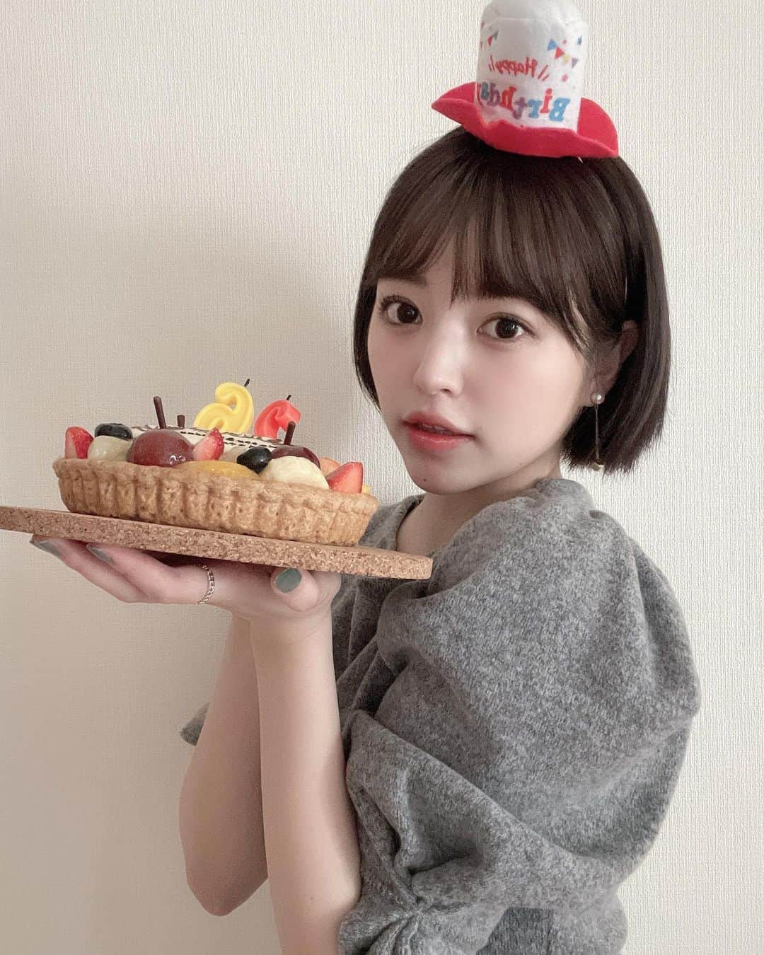 のインスタグラム：「今日で26歳なりました👶🏻🎂💖 もっと素敵な女性に成長できますように👸🏻✨これからもよろしくお願いします🥺💕」
