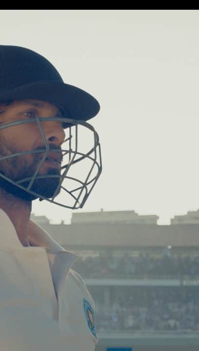 シャーヒド・カプールのインスタグラム：「Baar baar khilda hai khwaab ik, isnu manawa… Jersey, releasing on 22nd April ♥️ 🏏 💭  Click the link in bio to watch the full video on YouTube   @mrunalthakur @sachetparamparaofficial @javedali4u @gowtamnaidu #AlluAravind @amanthegill @alluents @dilrajuprodctns @sitharaentertainments @bratfilmsofficial @zeemusiccompany @balajimotionpictures @penmovies #PenMarudharEntertainment @jerseythefilm」